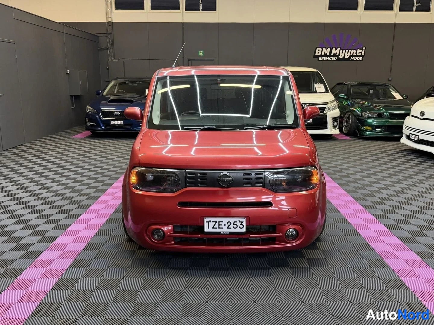 Röd Nissan Cube 2008, framifrån, bild 3