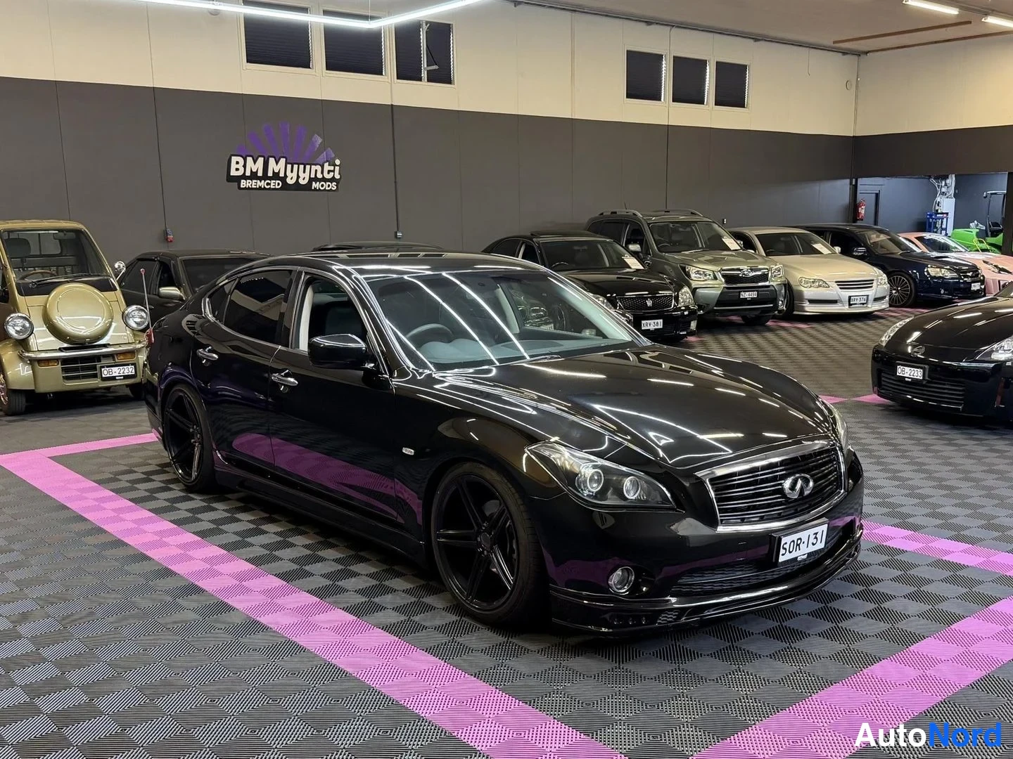 Svart Nissan Fuga 2010, snett framifrån, fronten åt höger, bild 3