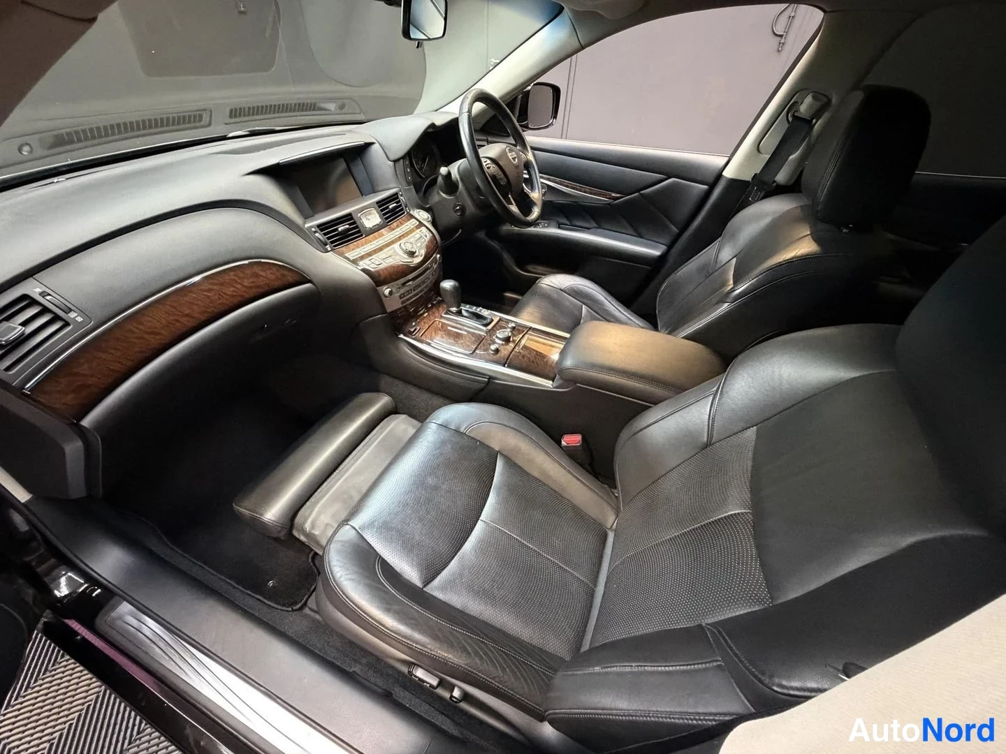 Svart Nissan Fuga 2010, framsäten, bild 16