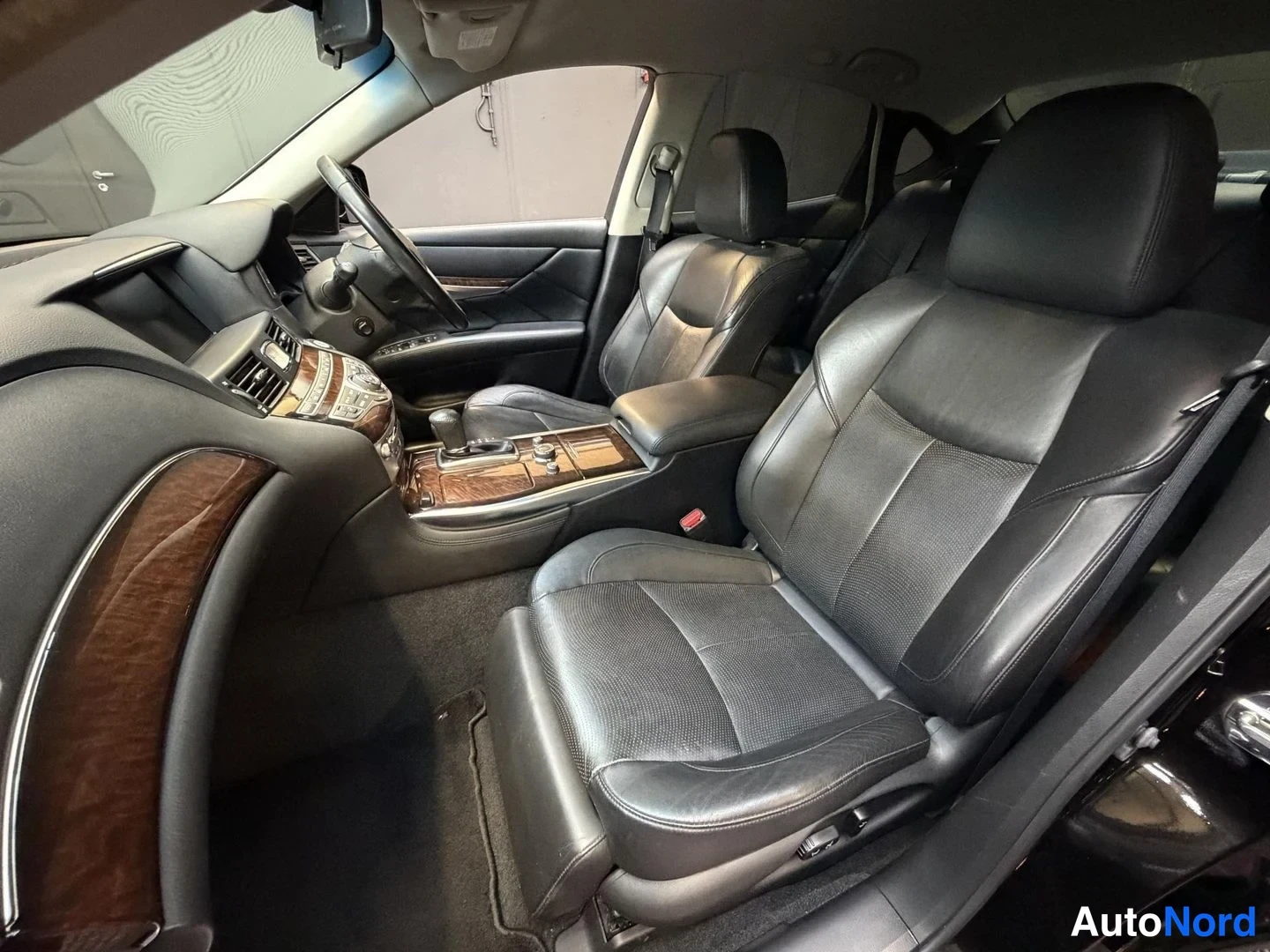 Svart Nissan Fuga 2010, framsäten, bild 17