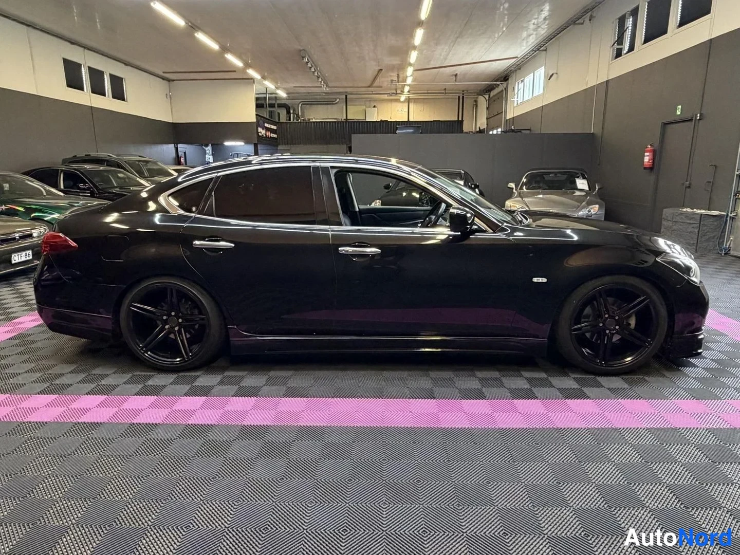 Svart Nissan Fuga 2010, snett framifrån, fronten åt höger, bild 2