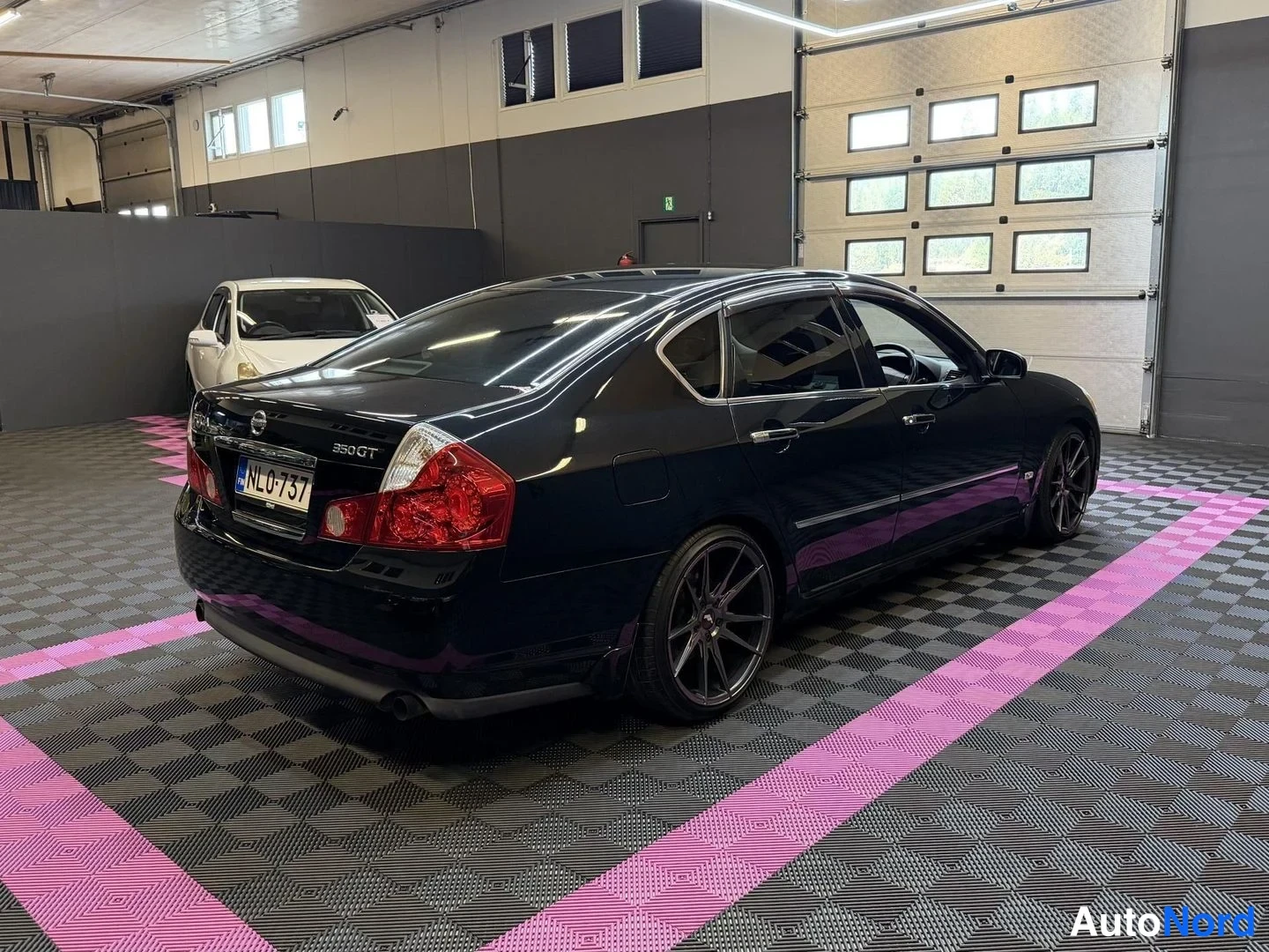 Svart Nissan Fuga 2005, snett bakifrån, bild 7