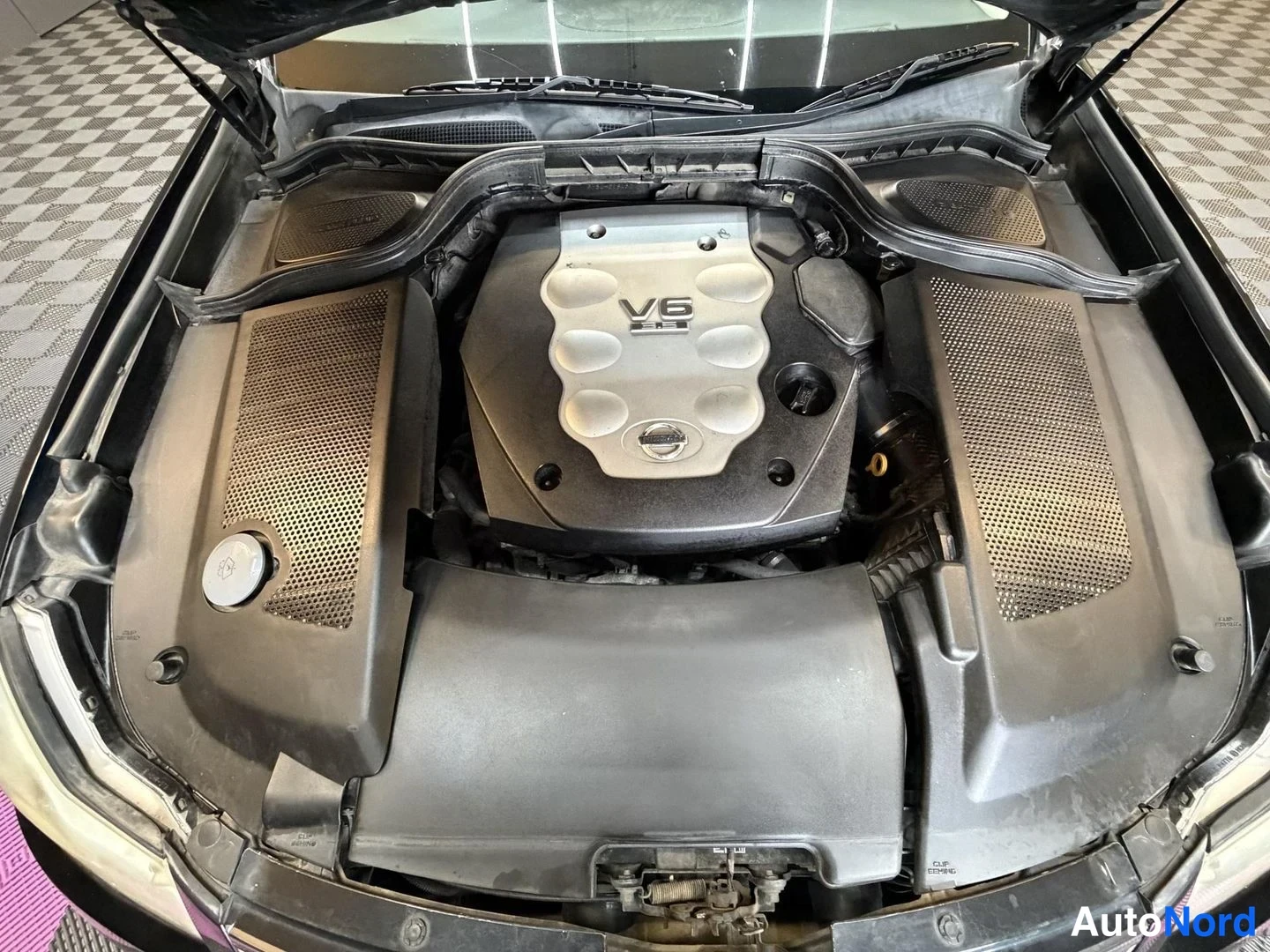 Svart Nissan Fuga 2005, motorrum, bild 22
