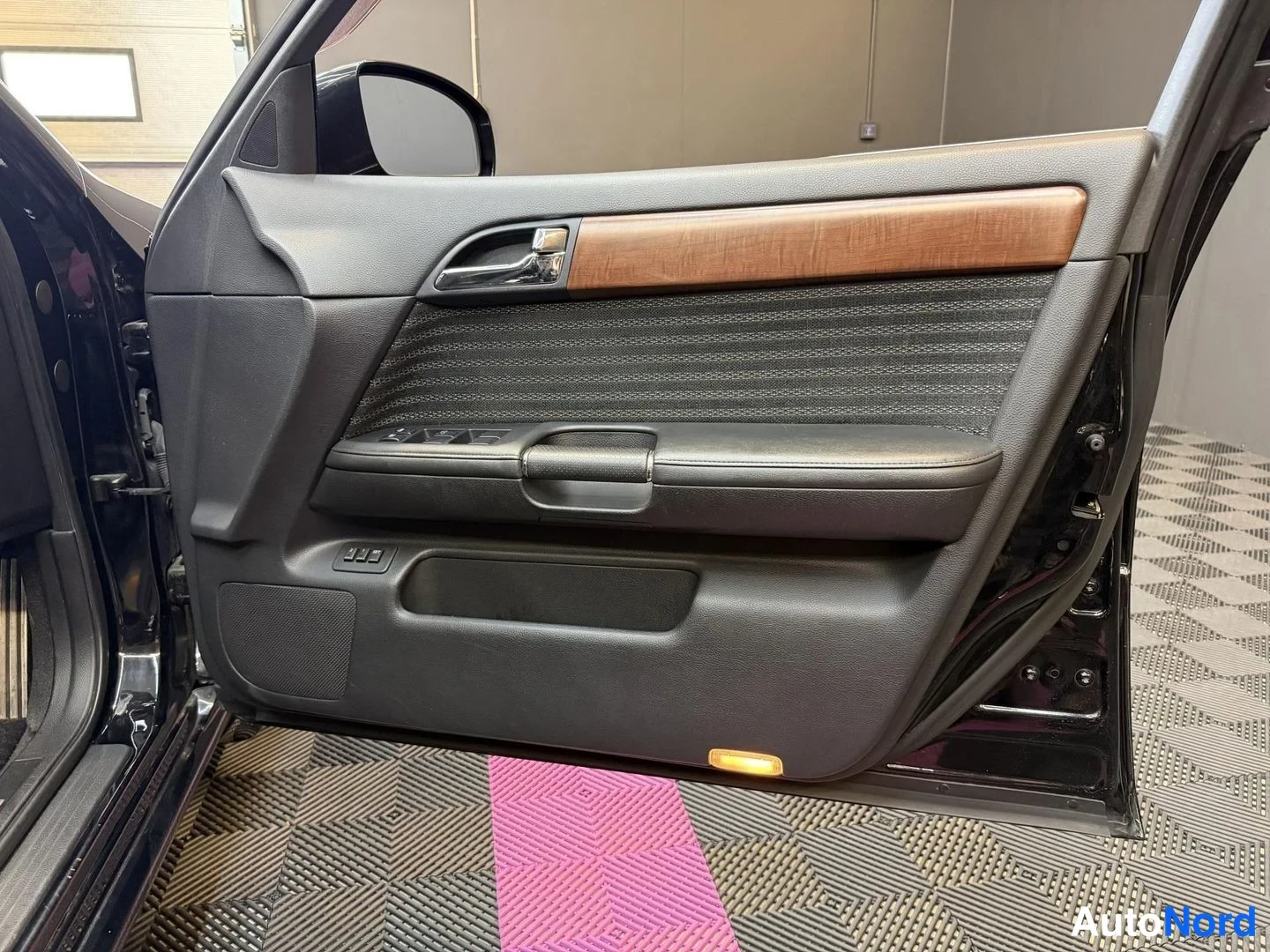 Svart Nissan Fuga 2005, detalj, bild 23