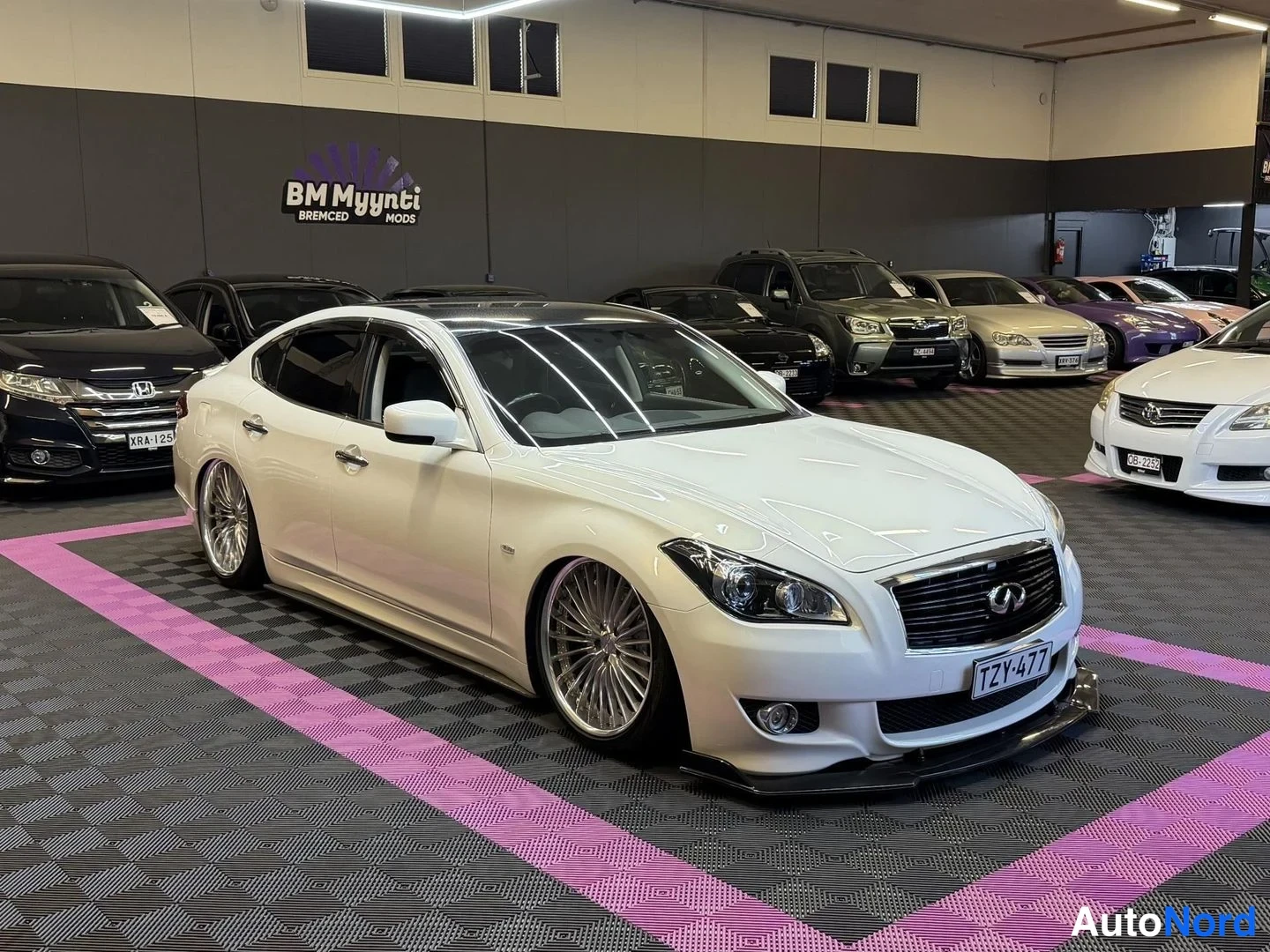 Vit Nissan Fuga 2013, snett framifrån, fronten åt höger, bild 2