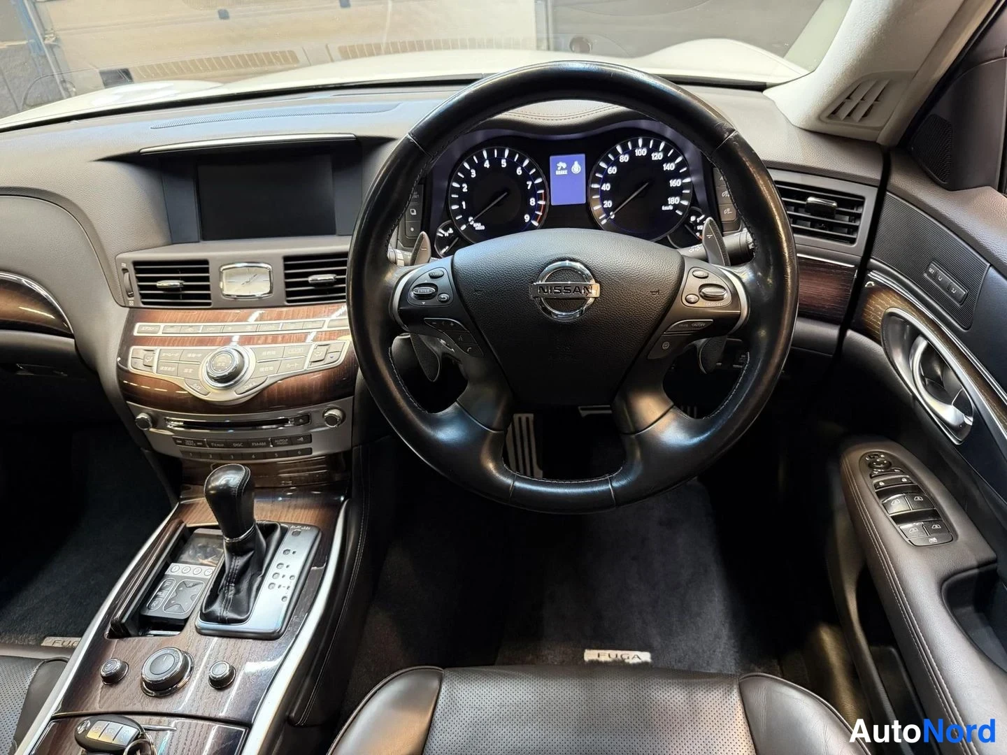 Vit Nissan Fuga 2013, detalj, bild 25