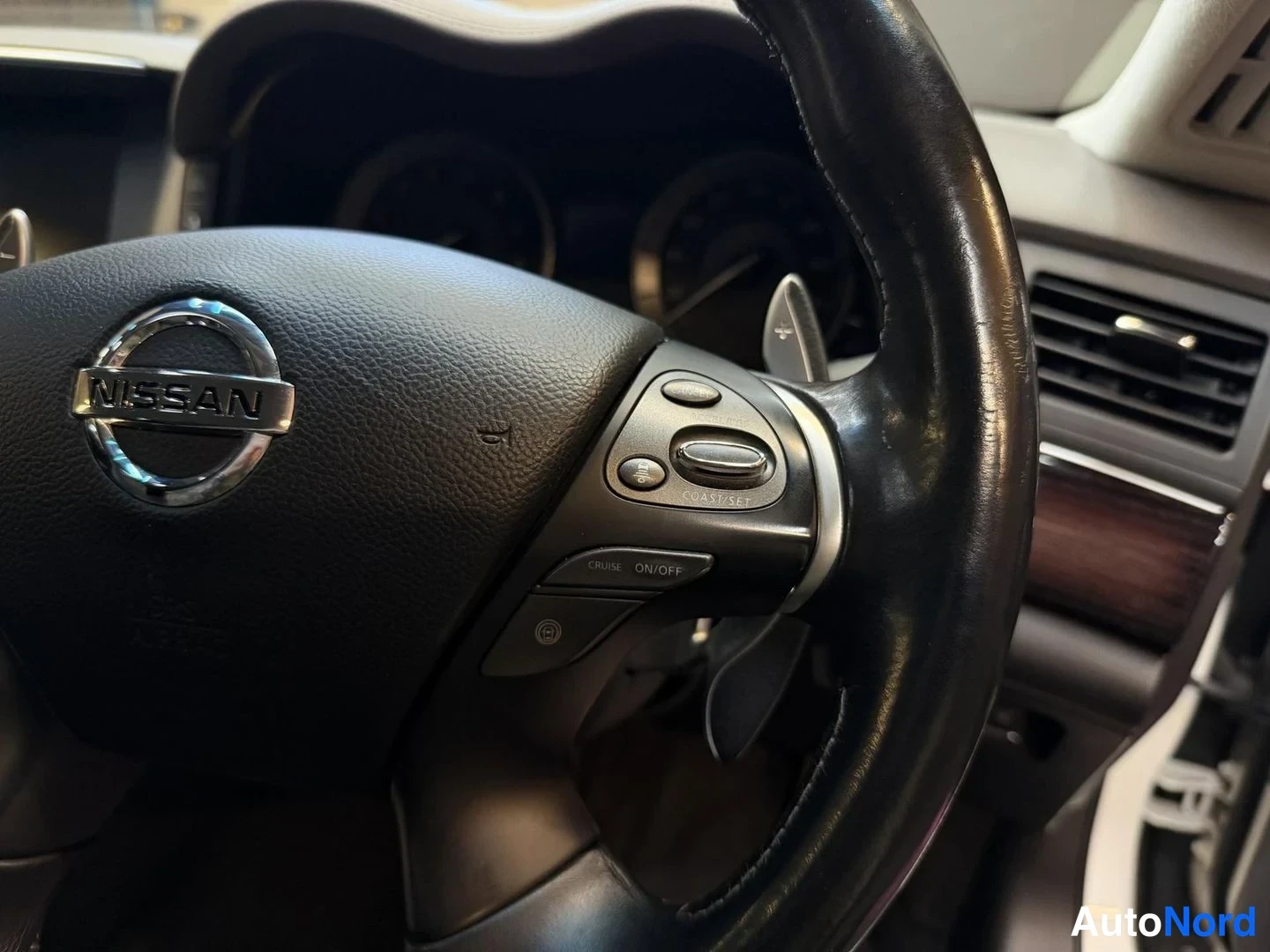 Vit Nissan Fuga 2013, detalj, bild 26