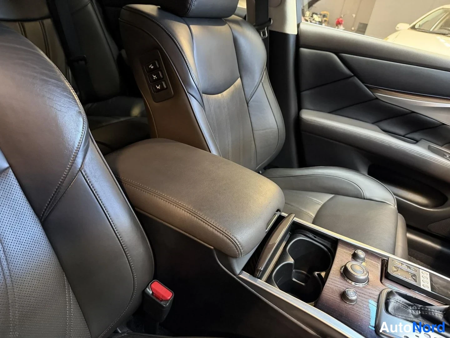 Vit Nissan Fuga 2013, framsäten, bild 17