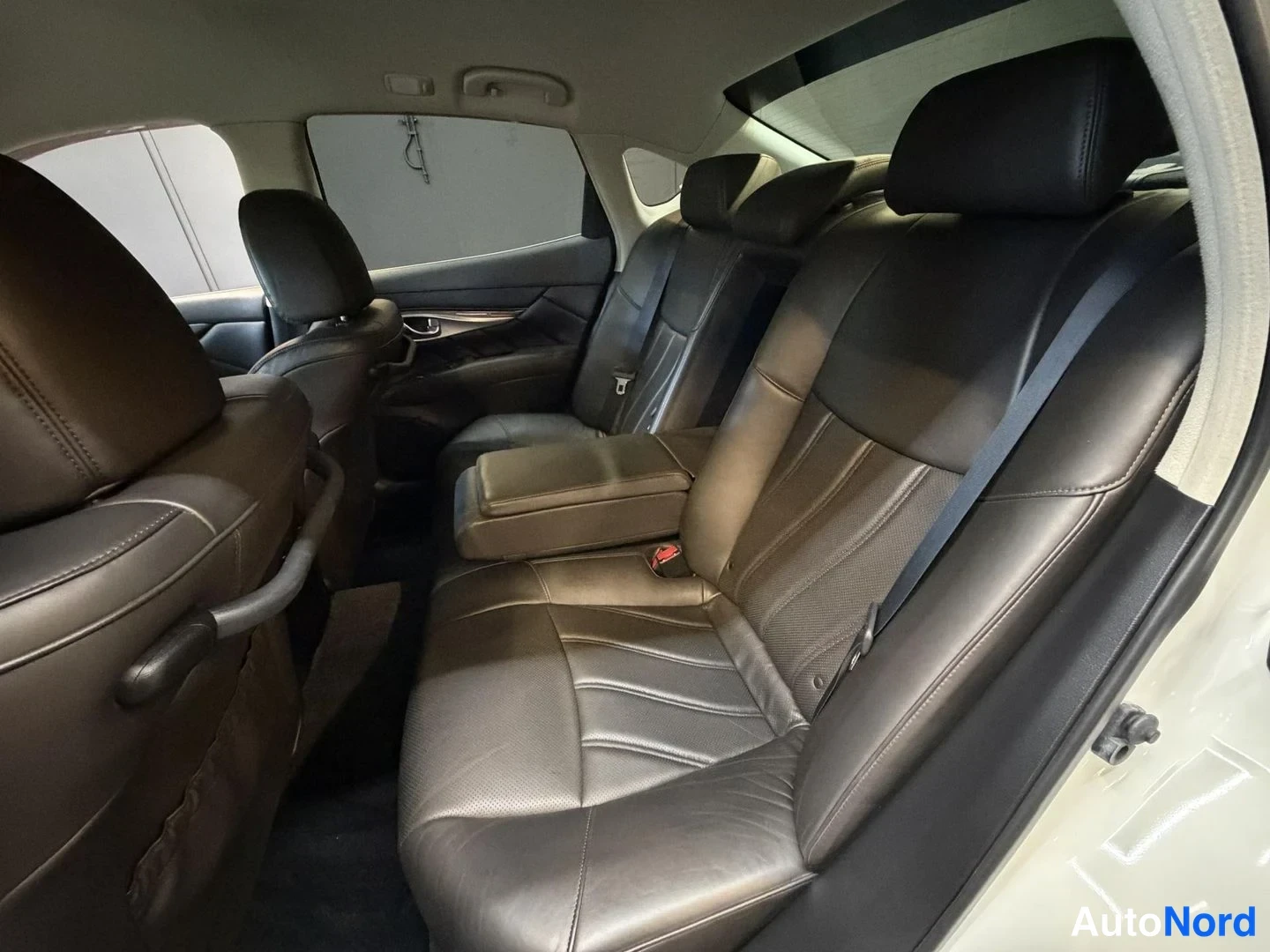 Vit Nissan Fuga 2013, baksäten, bild 19