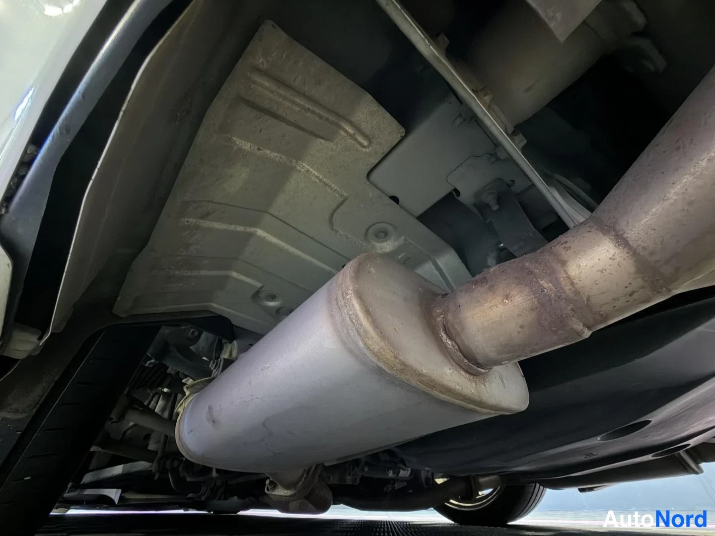 Vit Nissan Fuga 2013, detalj, bild 31