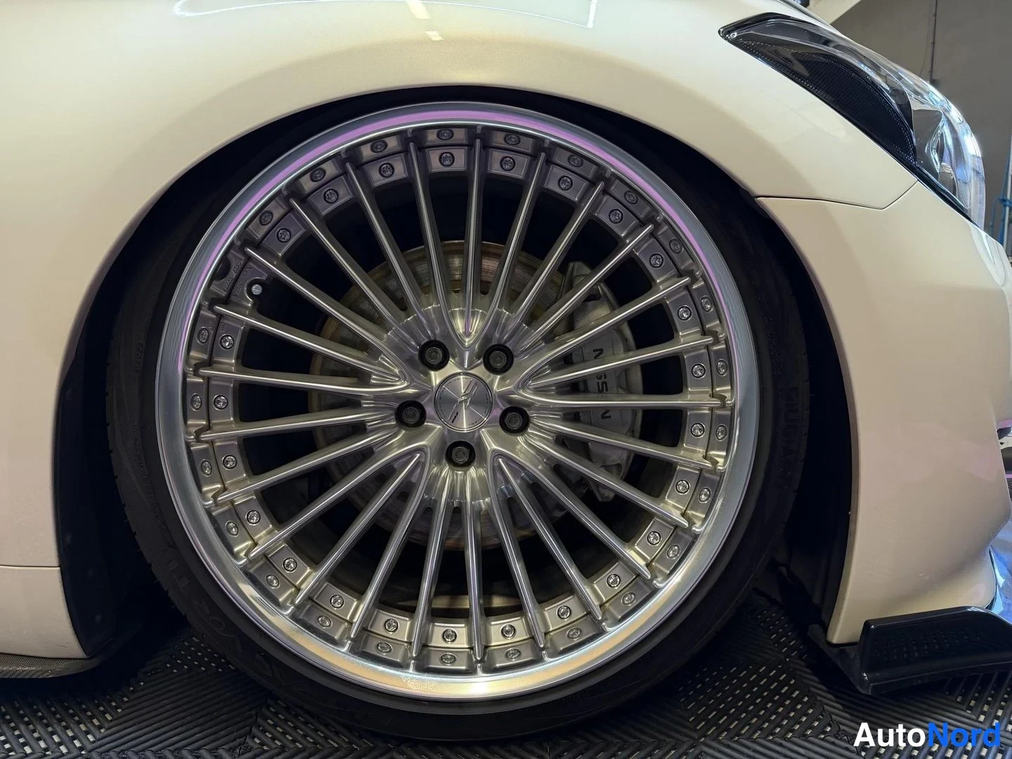 Vit Nissan Fuga 2013, detalj, bild 22