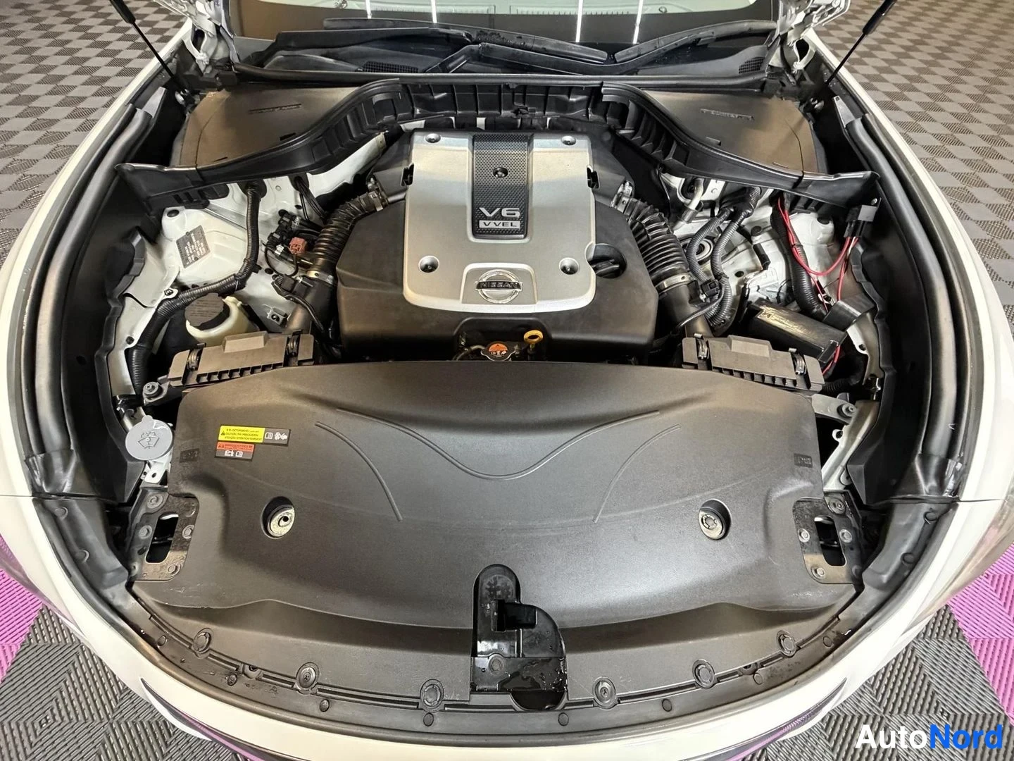 Vit Nissan Fuga 2013, motorrum, bild 21