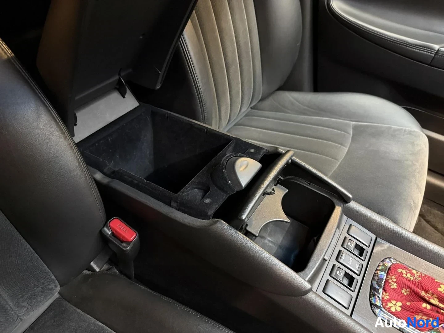 Svart Nissan Skyline Crossover 2009, detalj, bild 35