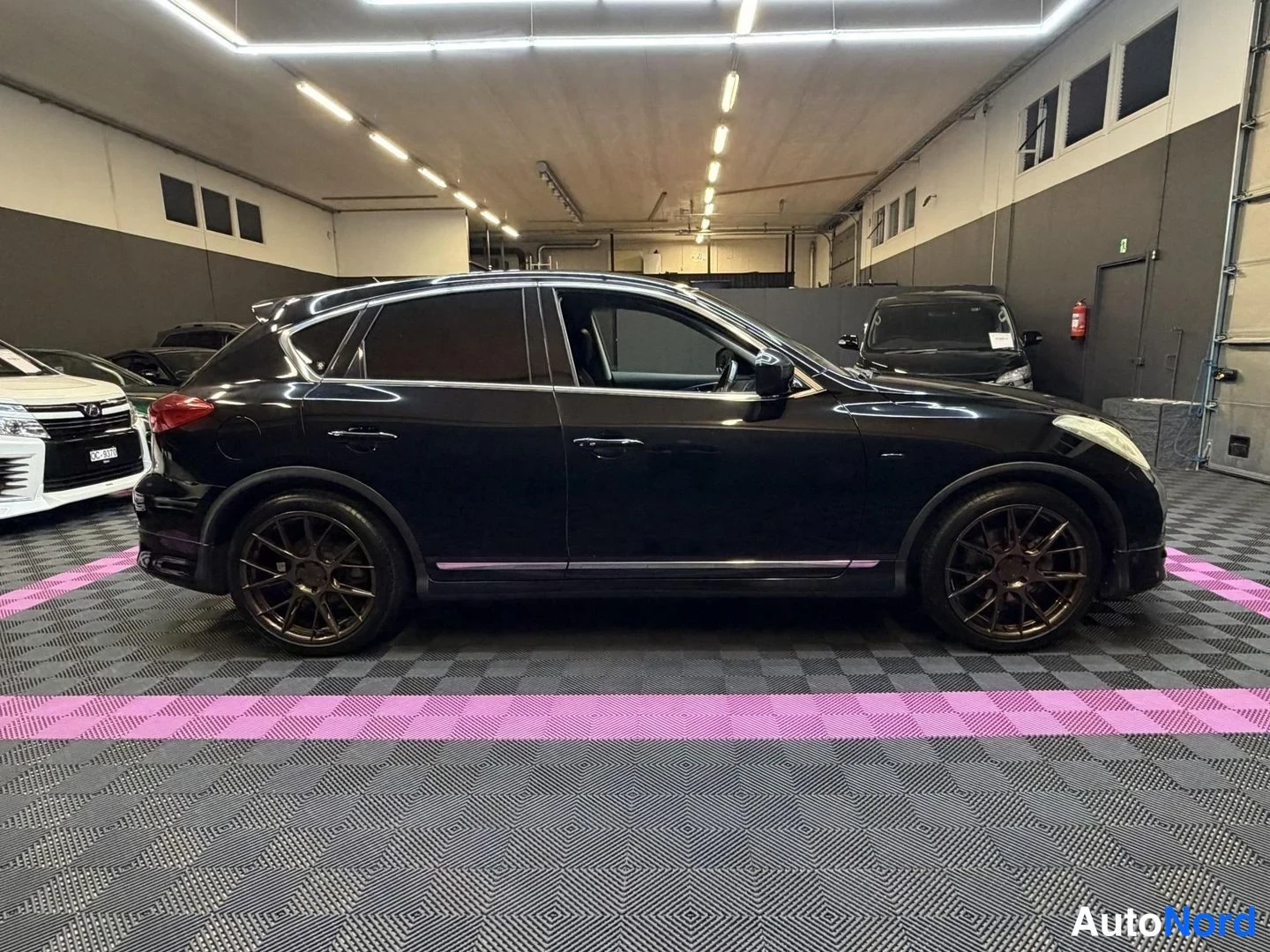 Svart Nissan Skyline Crossover 2009, från sidan, bild 5
