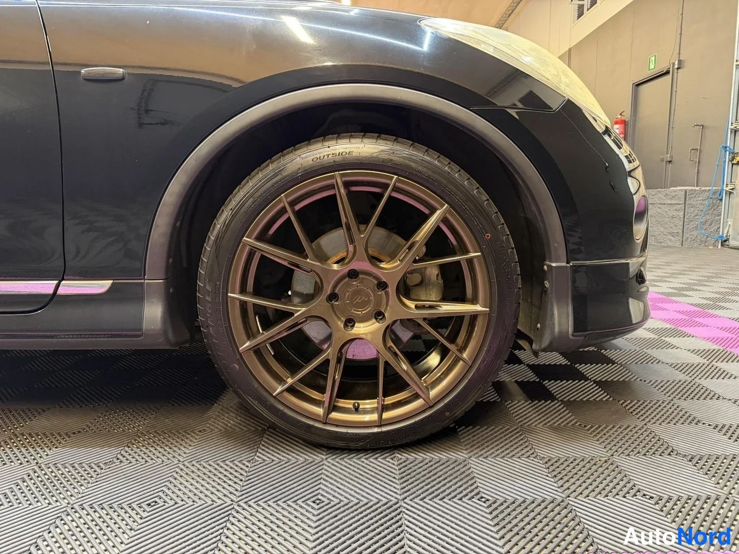 Svart Nissan Skyline Crossover 2009, detalj, bild 29