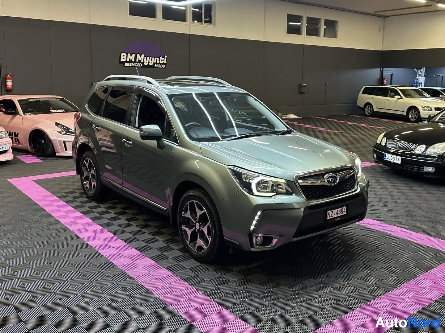 Grön Subaru Forester 2014, snett framifrån, fronten åt vänster, bild 2