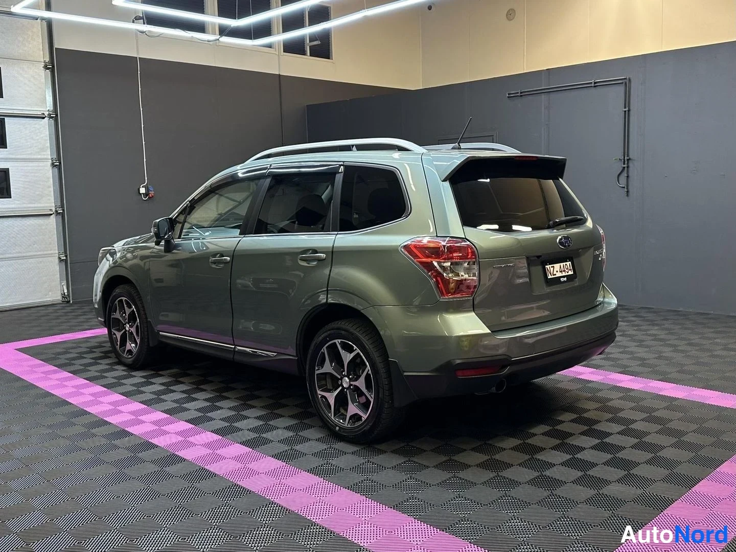 Grön Subaru Forester 2014, snett bakifrån, bild 6