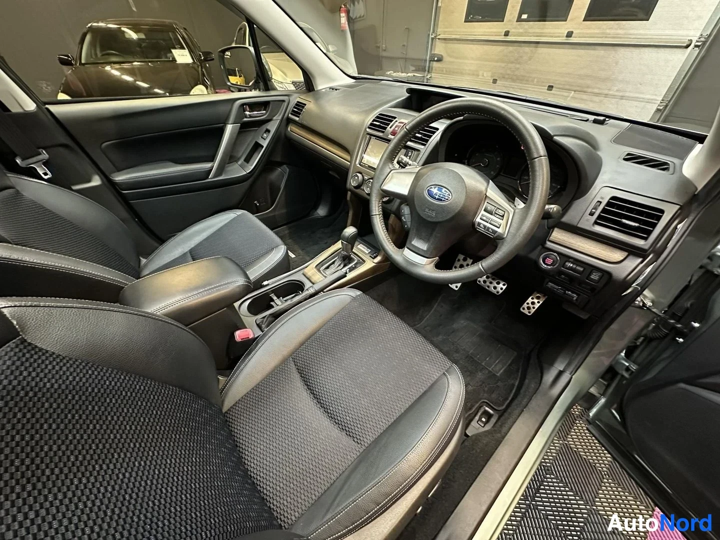 Grön Subaru Forester 2014, förarplats, bild 9