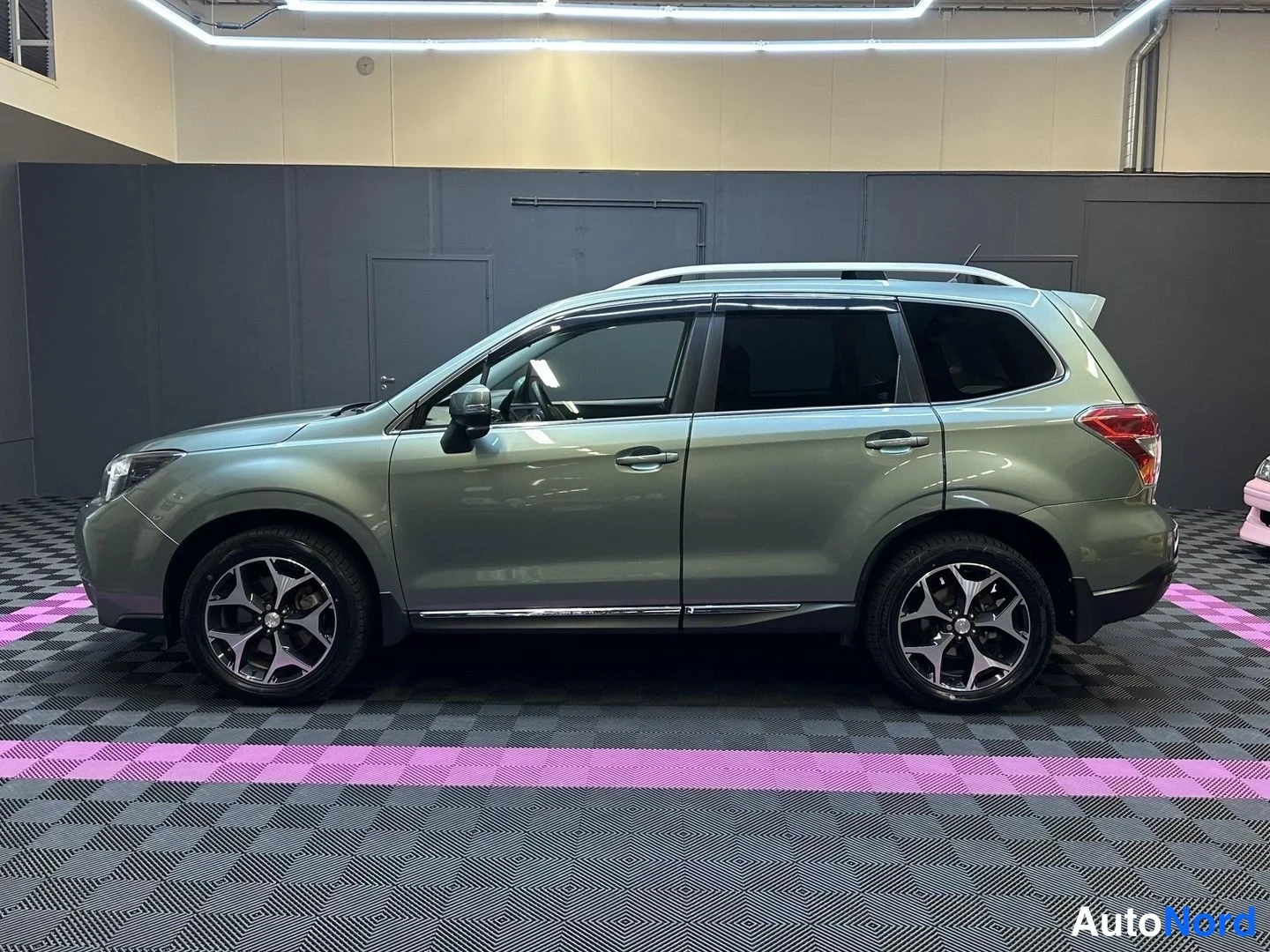 Grön Subaru Forester 2014, från sidan, bild 4