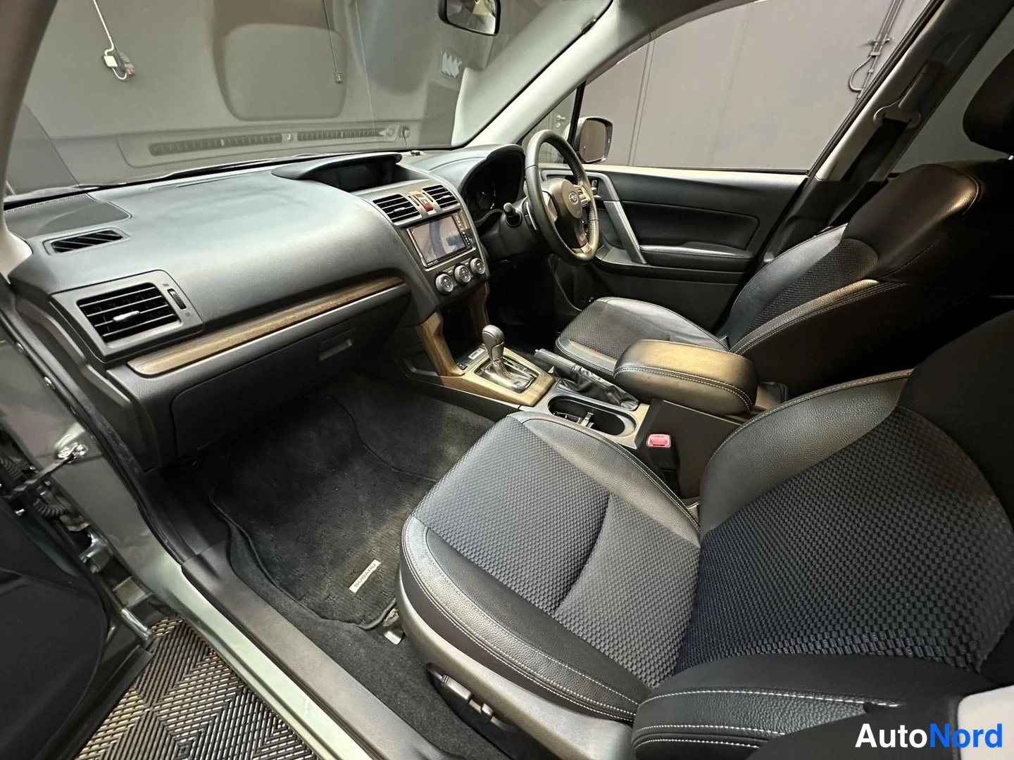 Grön Subaru Forester 2014, förarplats, bild 11