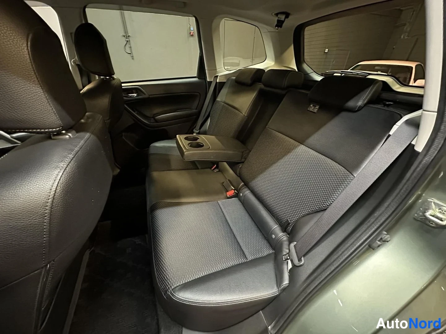 Grön Subaru Forester 2014, baksäten, bild 14
