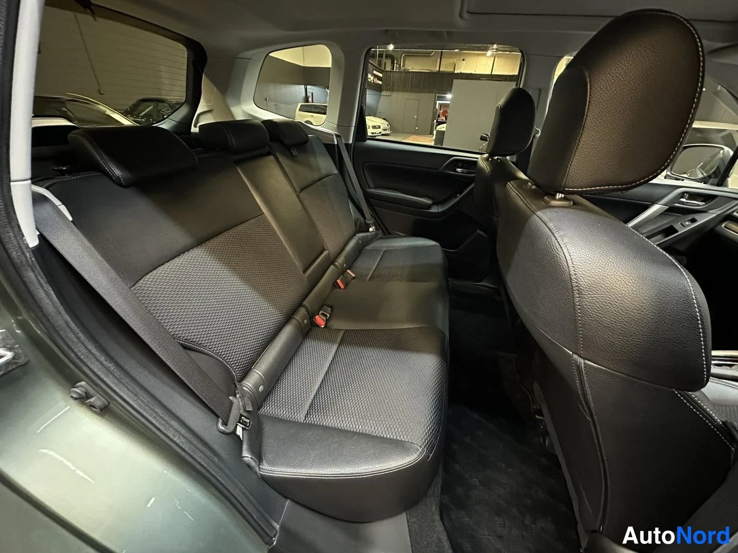 Grön Subaru Forester 2014, baksäten, bild 15