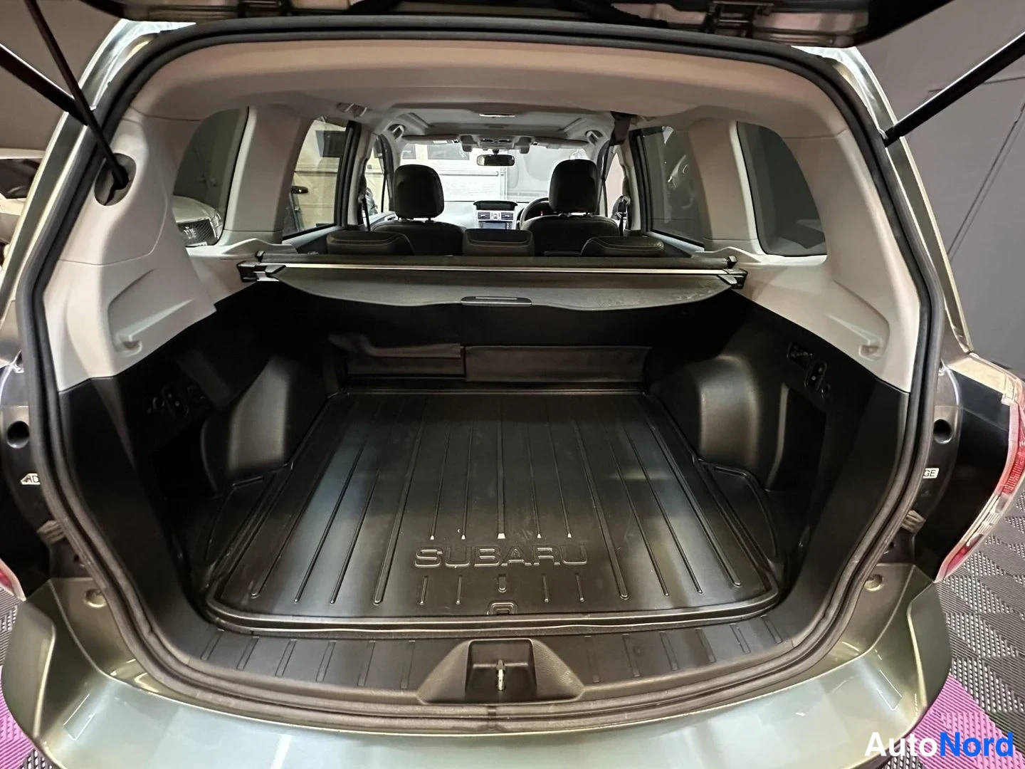 Grön Subaru Forester 2014, bagageutrymme, bild 16