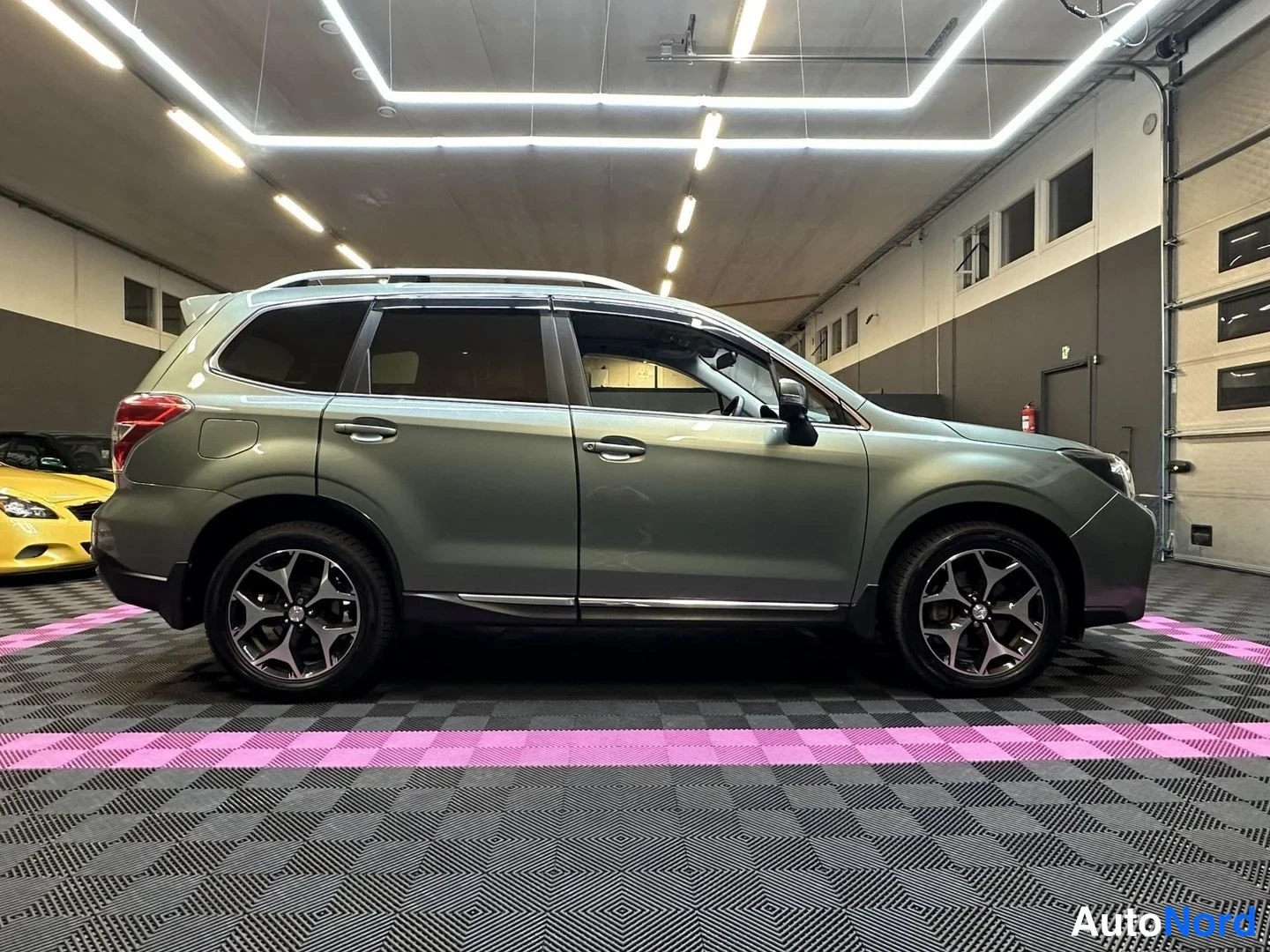 Grön Subaru Forester 2014, snett bakifrån, bild 5