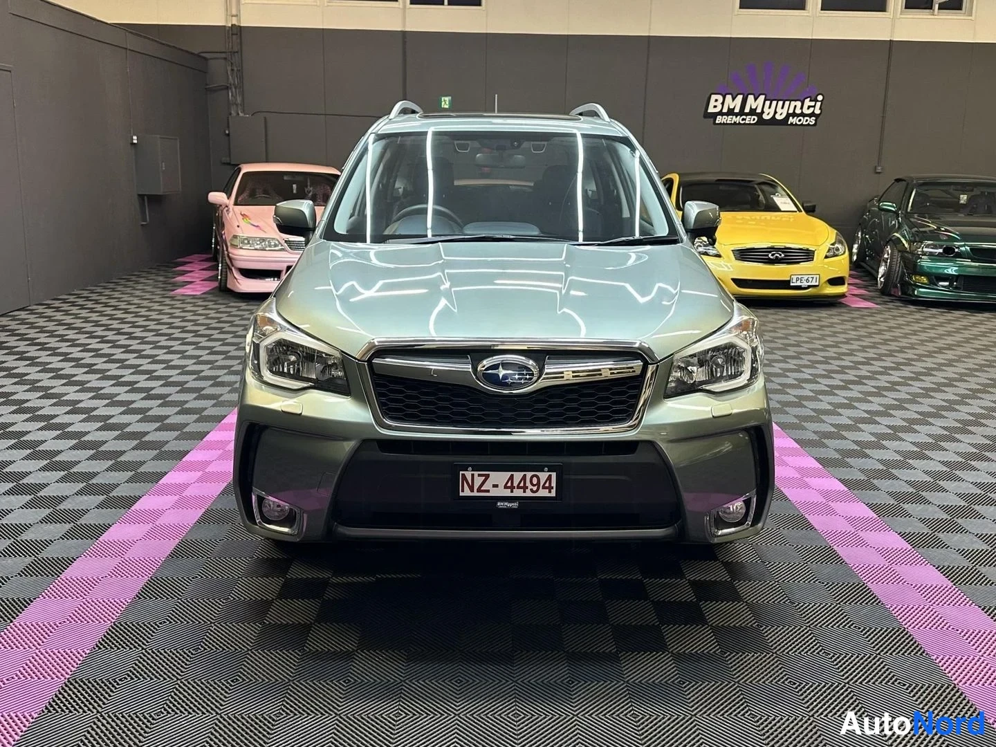 Grön Subaru Forester 2014, framifrån, bild 3