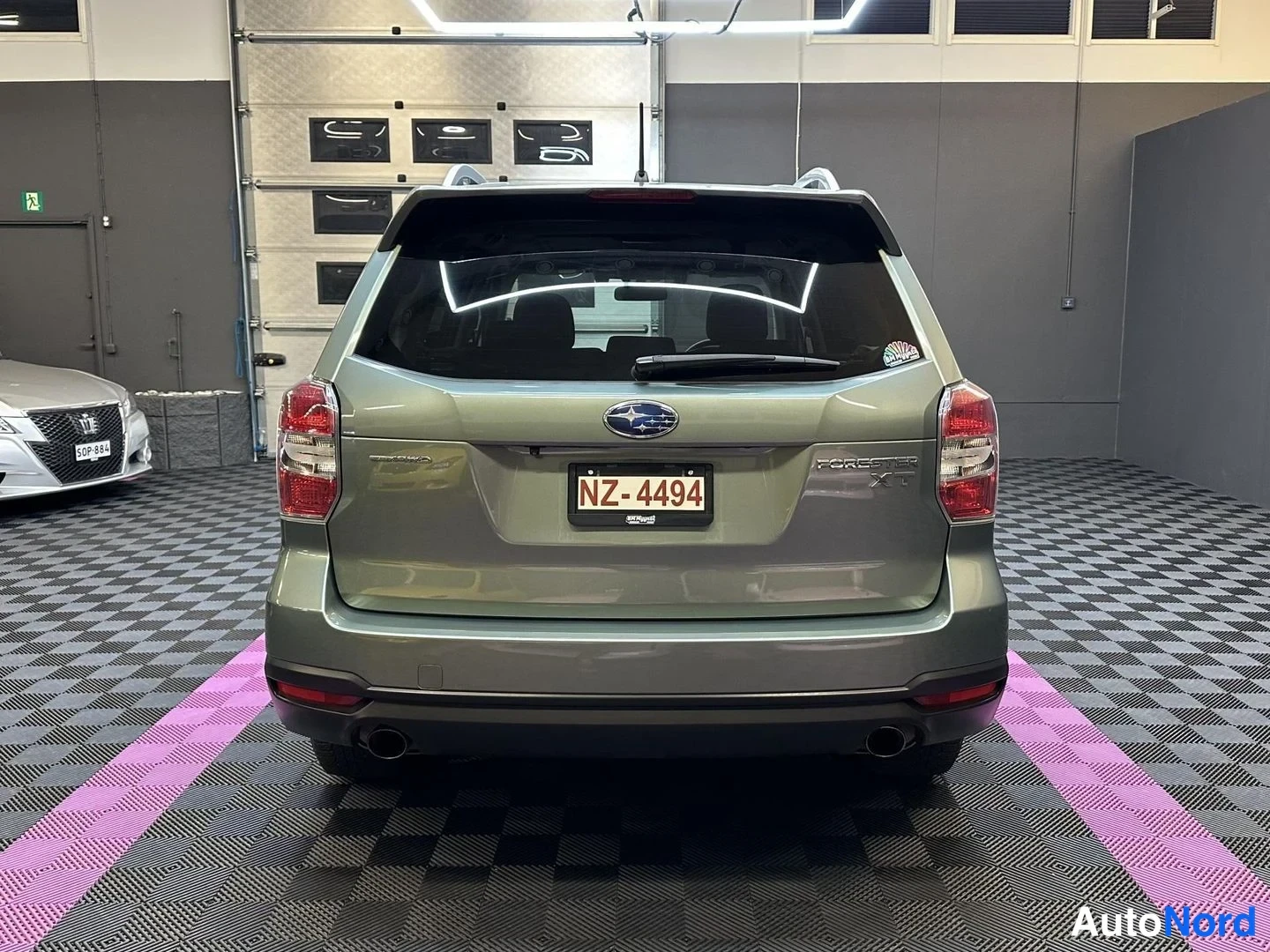 Grön Subaru Forester 2014, bakifrån, bild 8