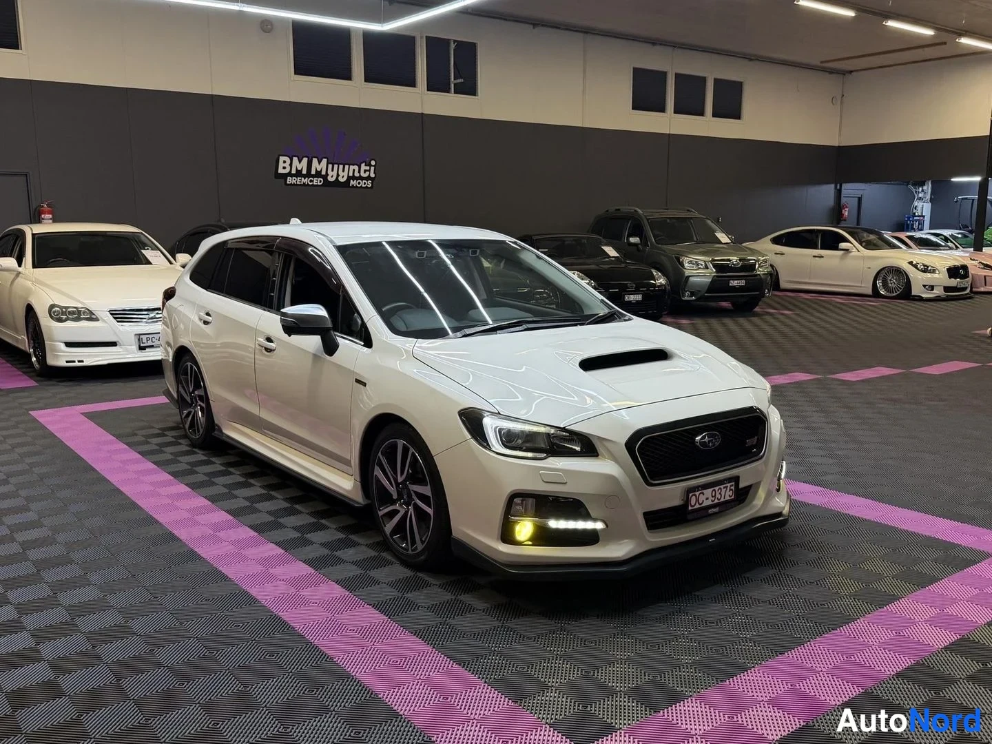 Vit Subaru Levorg 2014, snett framifrån, fronten åt höger, bild 3
