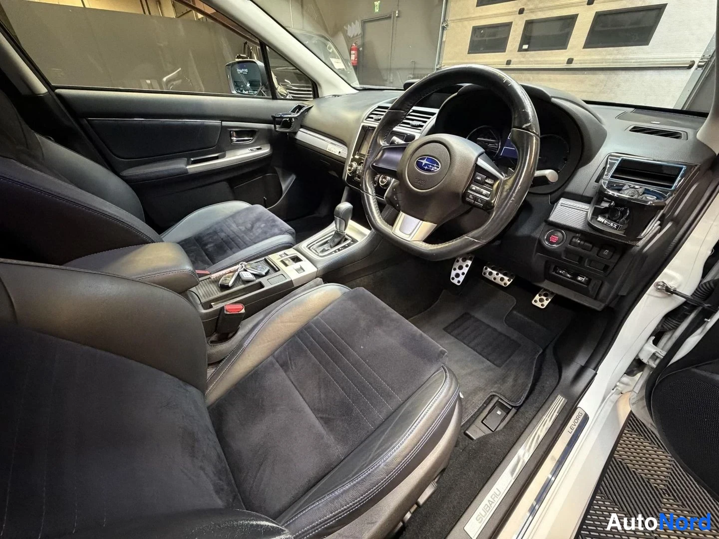 Vit Subaru Levorg 2014, förarplats, bild 10