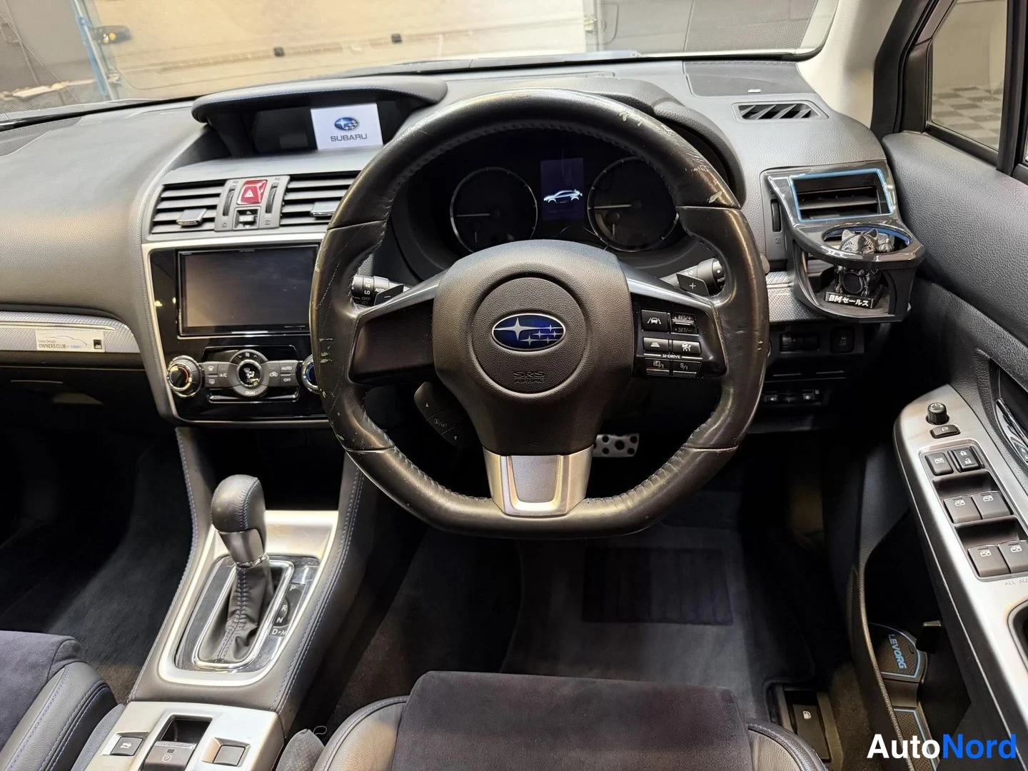 Vit Subaru Levorg 2014, förarplats, bild 12