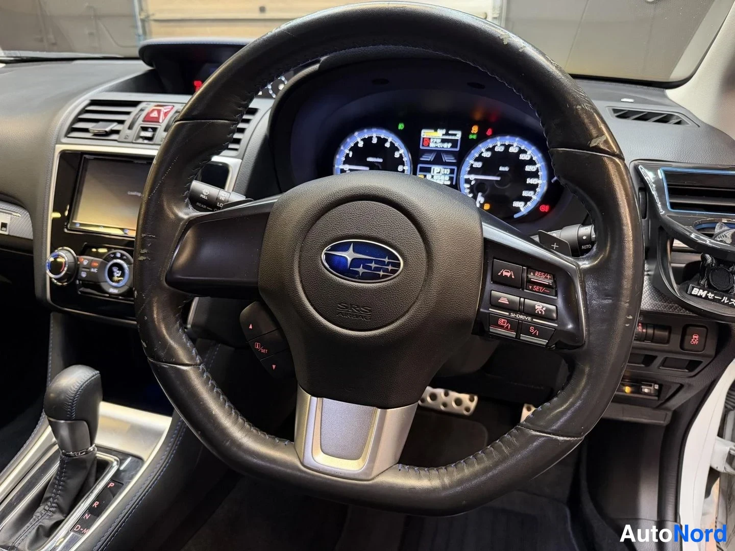 Vit Subaru Levorg 2014, förarplats, bild 17