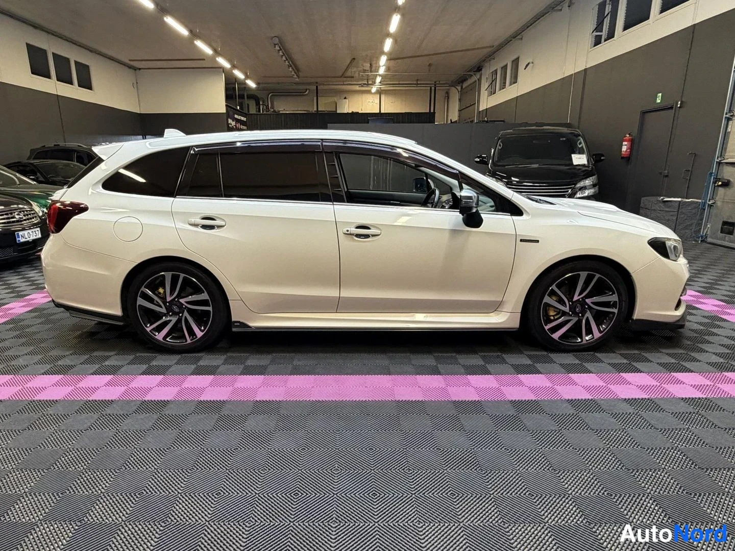 Vit Subaru Levorg 2014, från sidan, bild 5