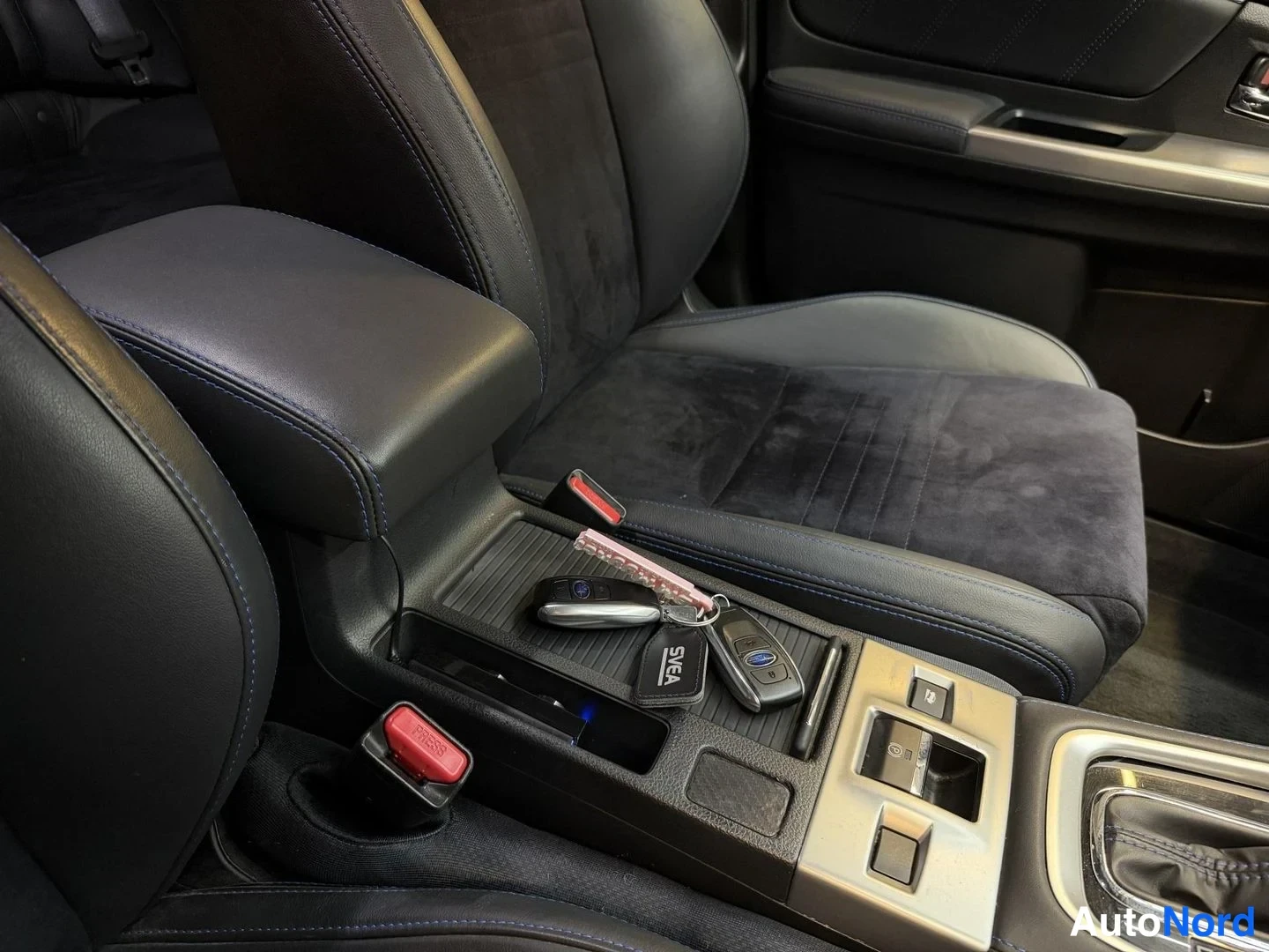 Vit Subaru Levorg 2014, förarplats, bild 13
