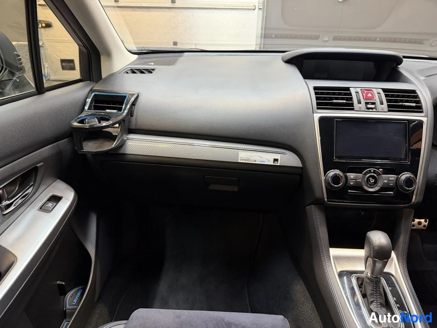 Vit Subaru Levorg 2014, förarplats, bild 16
