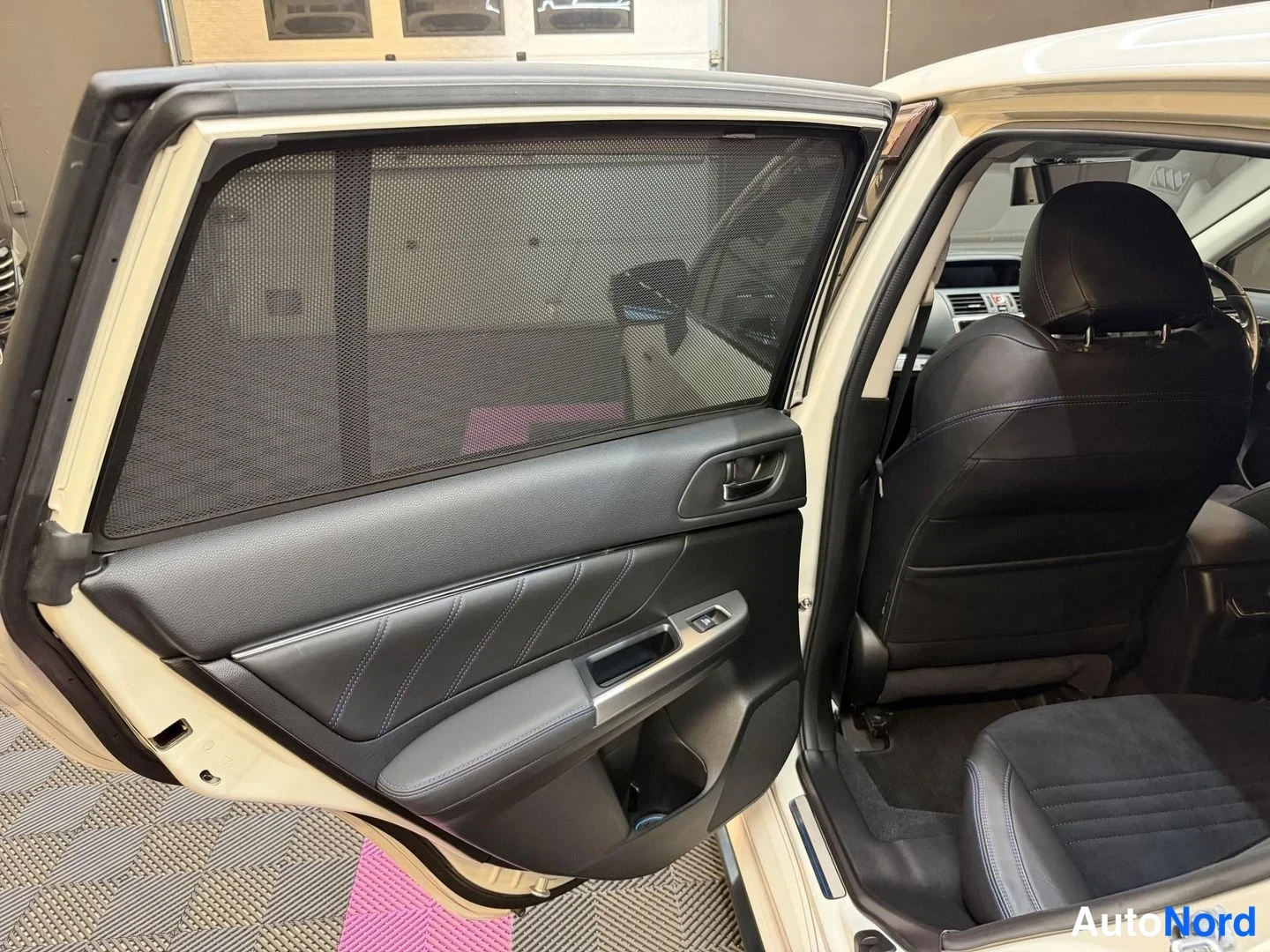 Vit Subaru Levorg 2014, baksäten, bild 19
