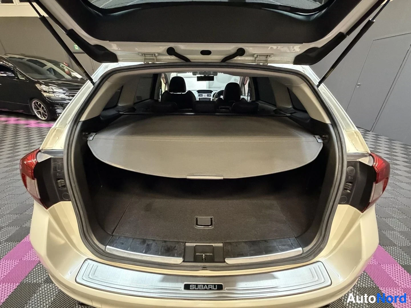 Vit Subaru Levorg 2014, bagageutrymme, bild 24