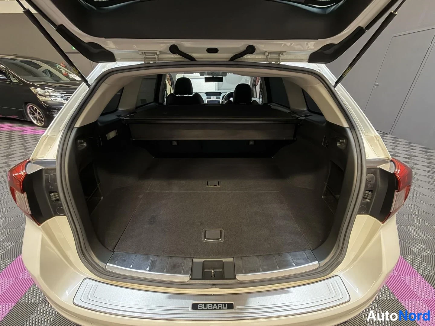 Vit Subaru Levorg 2014, bagageutrymme, bild 22