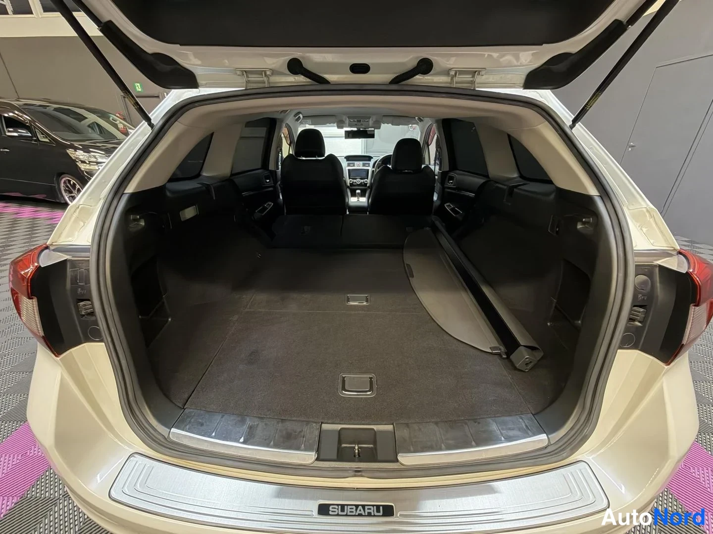 Vit Subaru Levorg 2014, bagageutrymme, bild 23