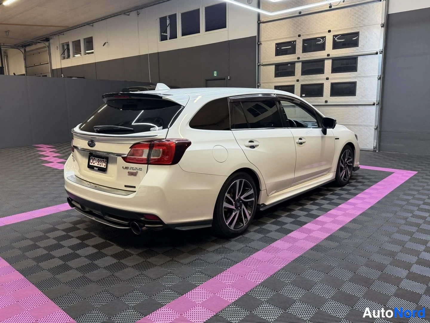 Vit Subaru Levorg 2014, snett bakifrån, bild 8