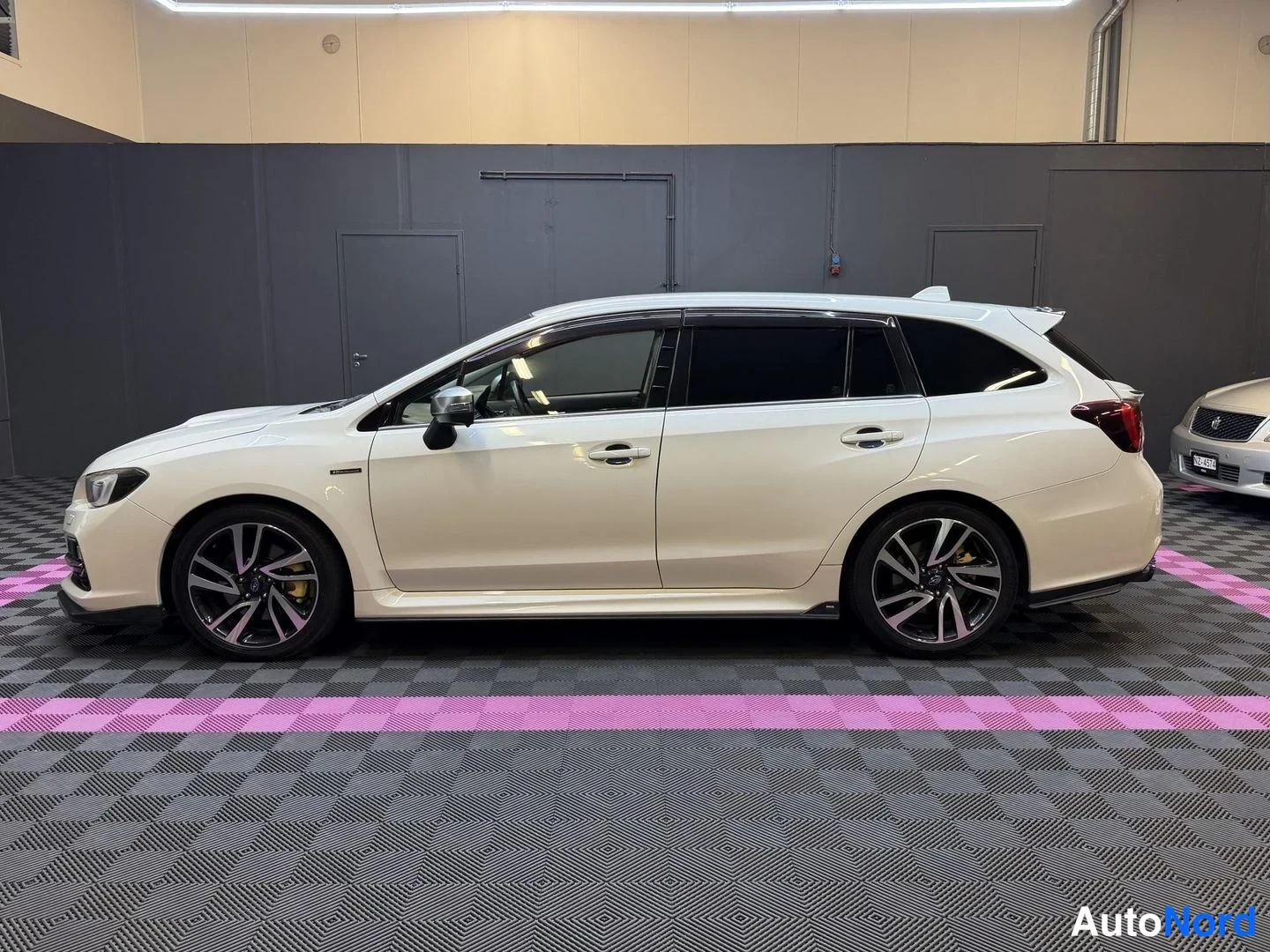 Vit Subaru Levorg 2014, snett framifrån, fronten åt vänster, bild 2
