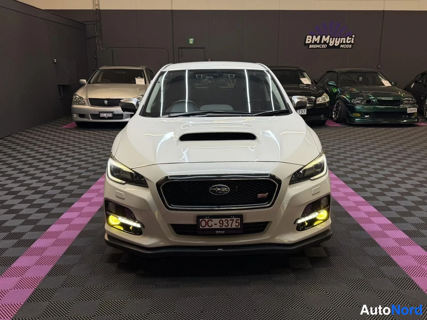 Vit Subaru Levorg 2014, framifrån, bild 4