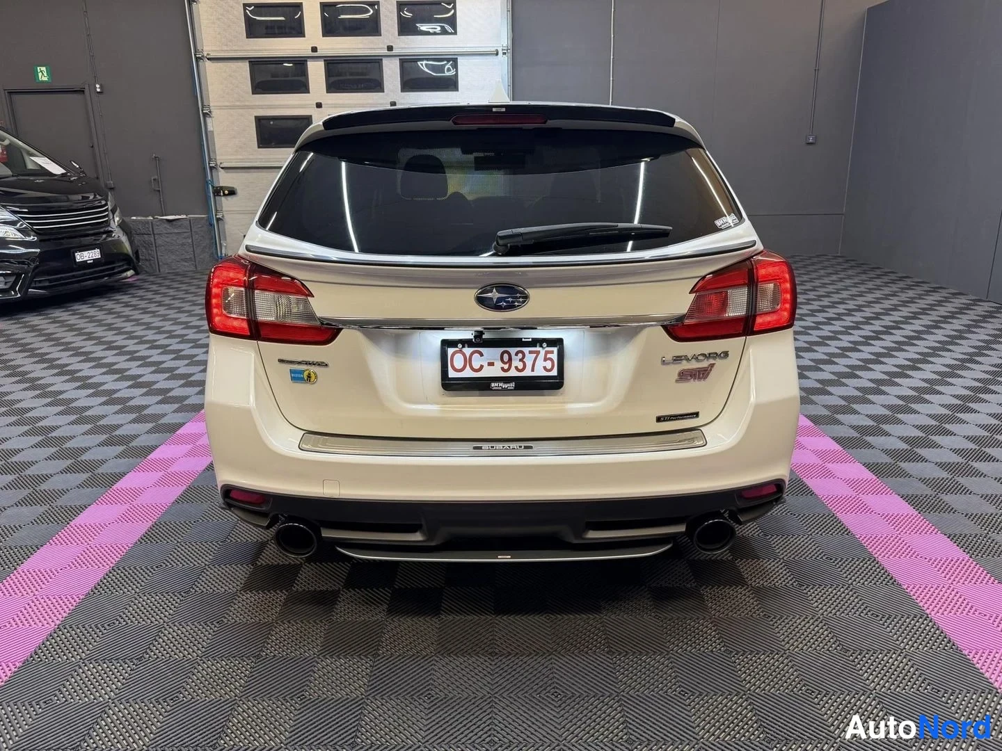 Vit Subaru Levorg 2014, bakifrån, bild 9
