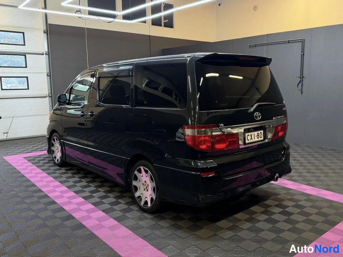 Svart Toyota Alphard 2004, snett bakifrån, bild 8