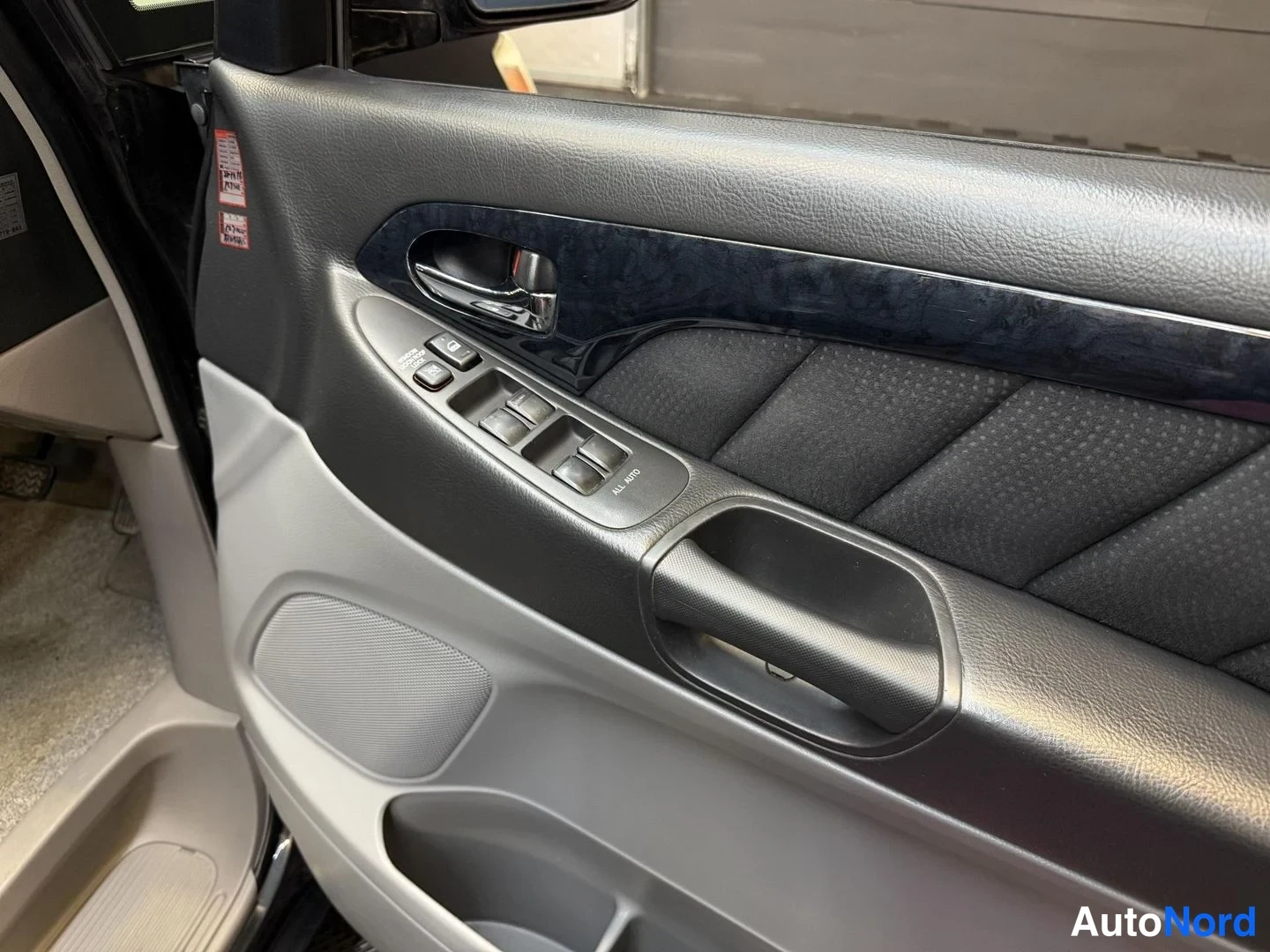 Svart Toyota Alphard 2004, detalj, bild 28