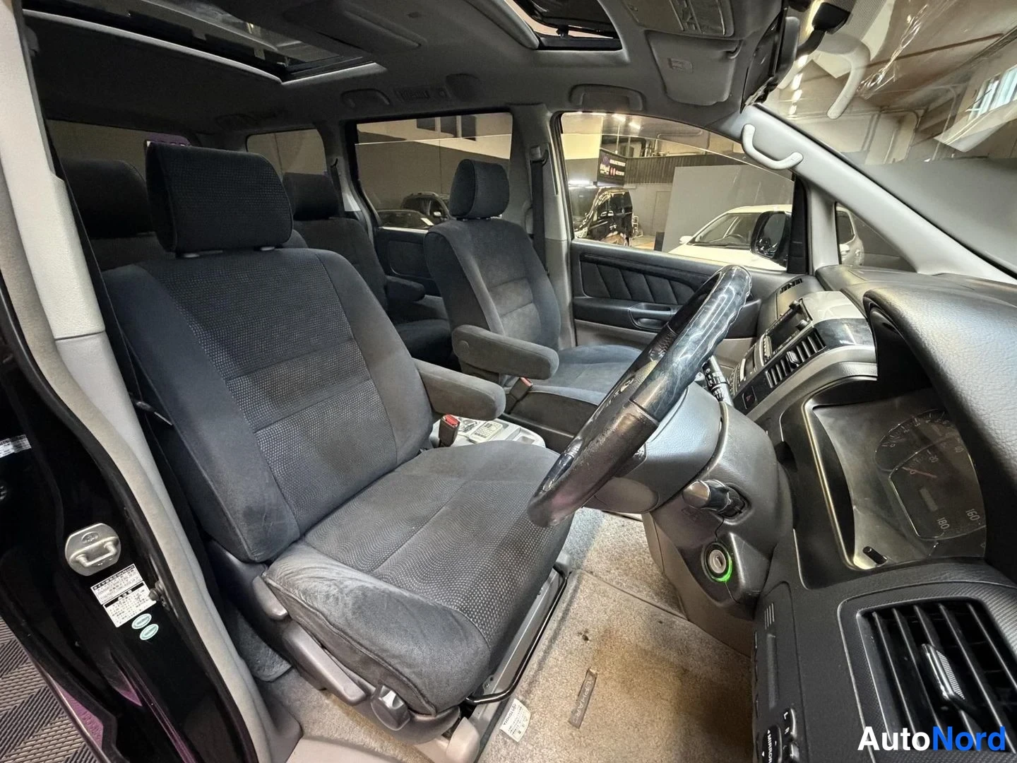 Svart Toyota Alphard 2004, framsäten, bild 17