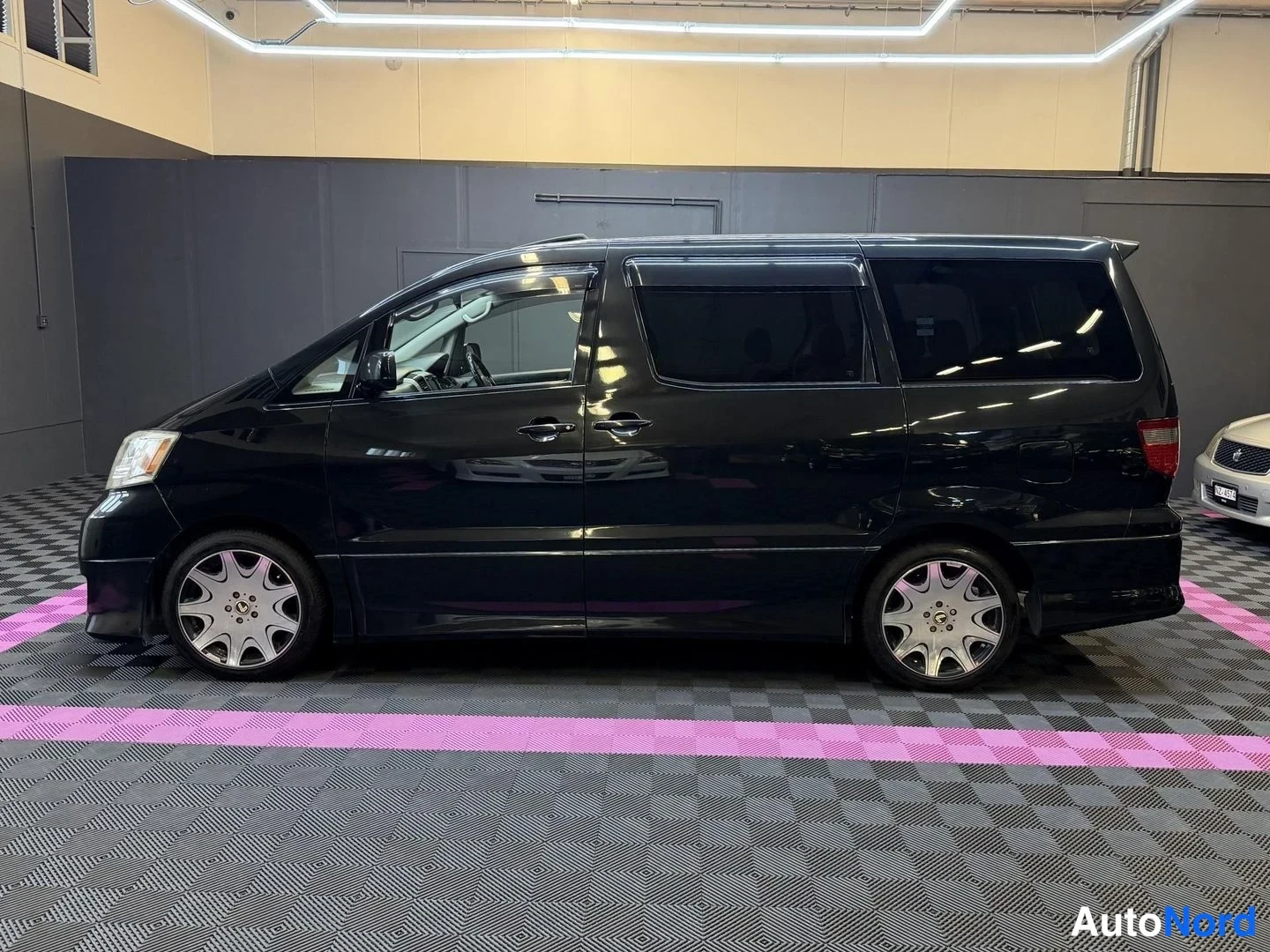 Svart Toyota Alphard 2004, snett framifrån, fronten åt vänster, bild 2
