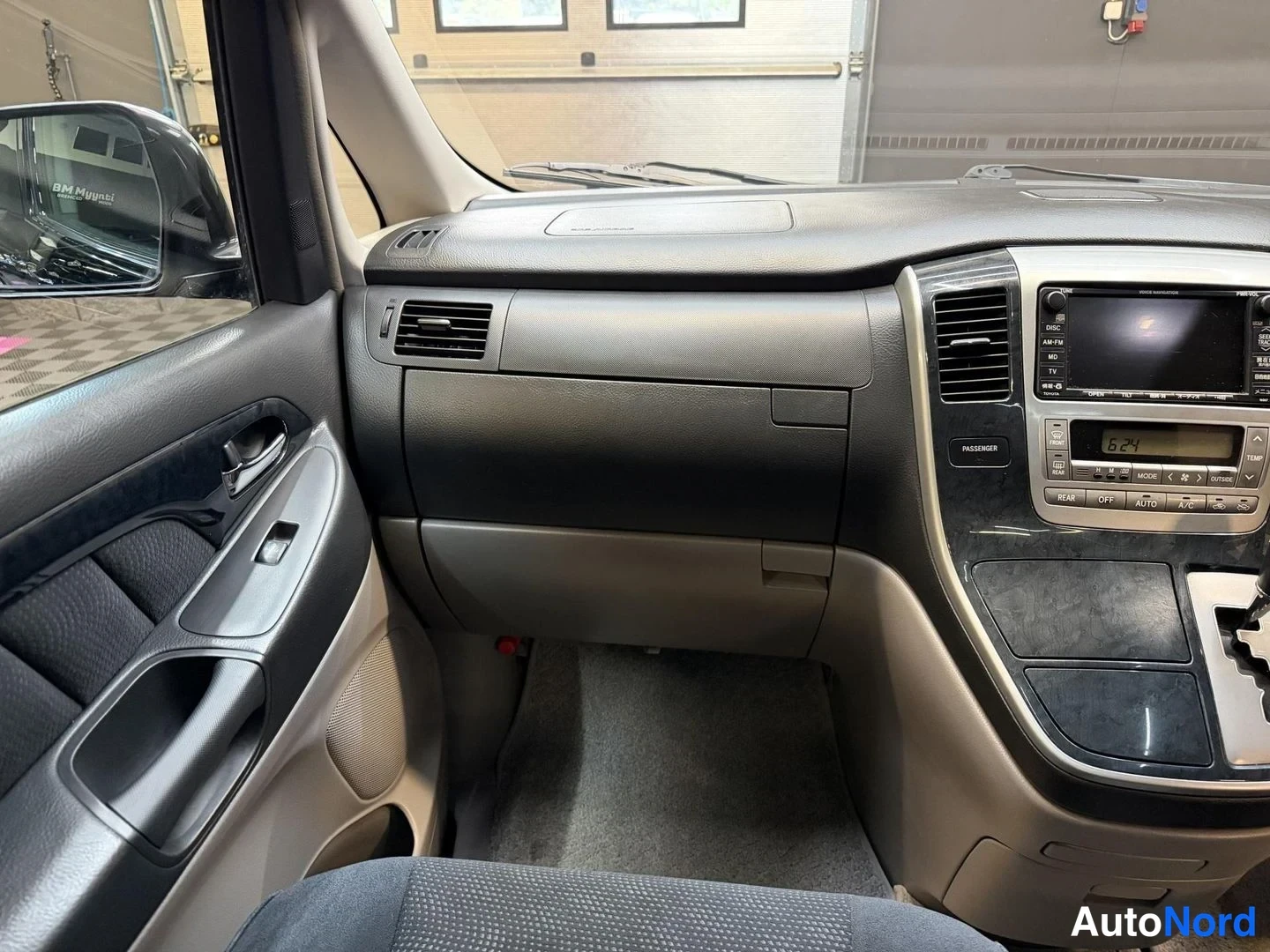 Svart Toyota Alphard 2004, förarplats, bild 13